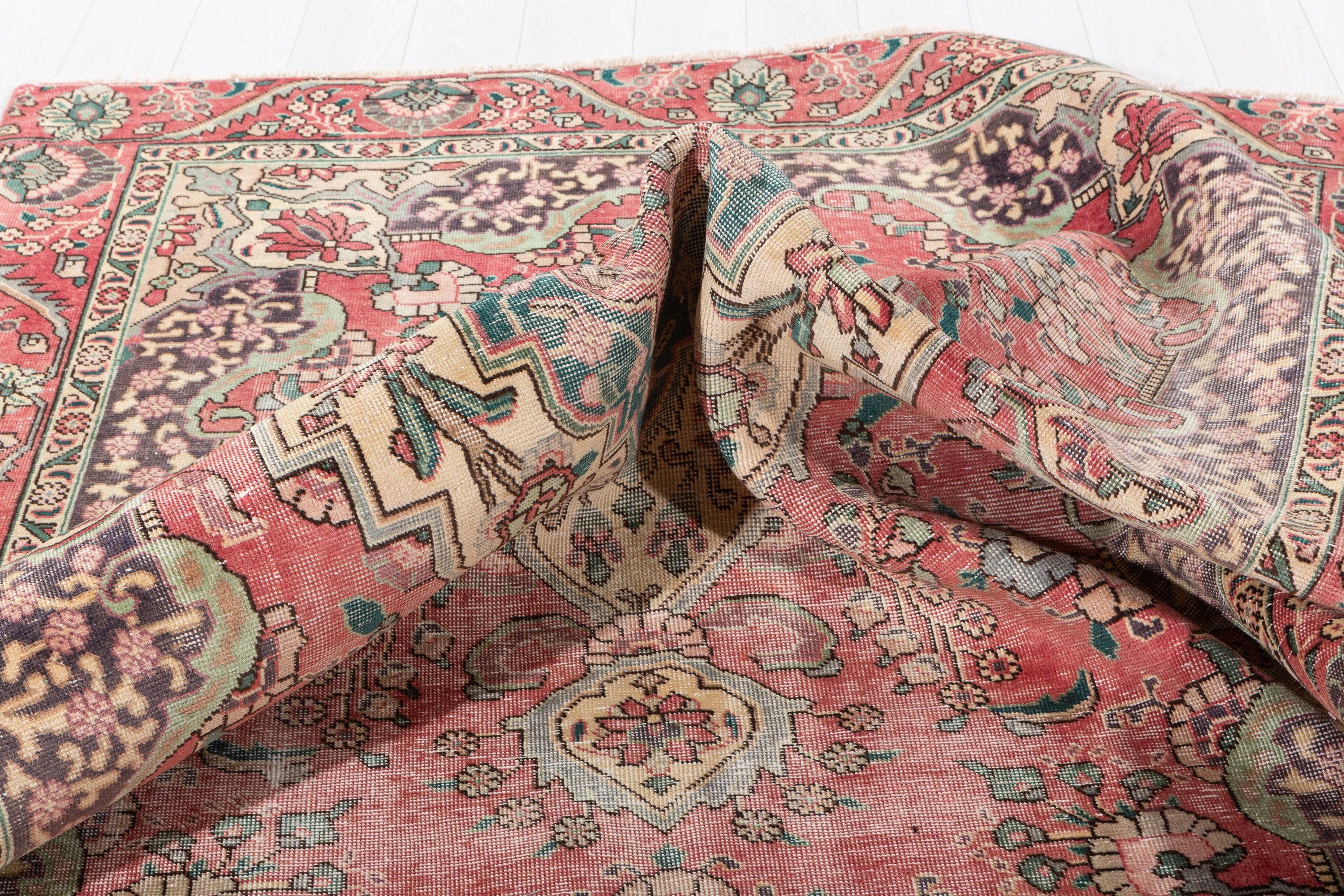 Vintage Faded pink-red and beige Traditional Rug – 8' 11" x 5' 11" (271 x 181 cm)