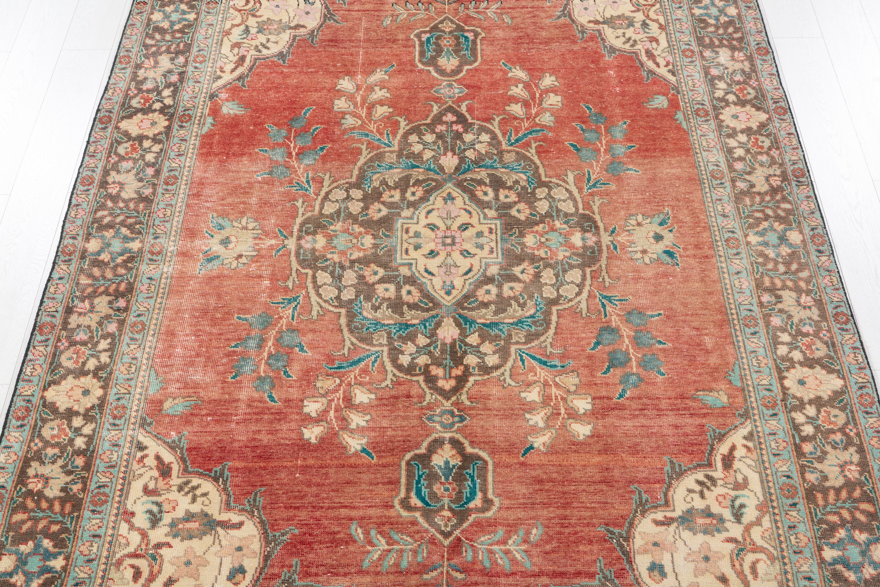 Vintage Faded red and beige Floral Rug – 9' 7" x 6' 1" (292 x 186 cm)