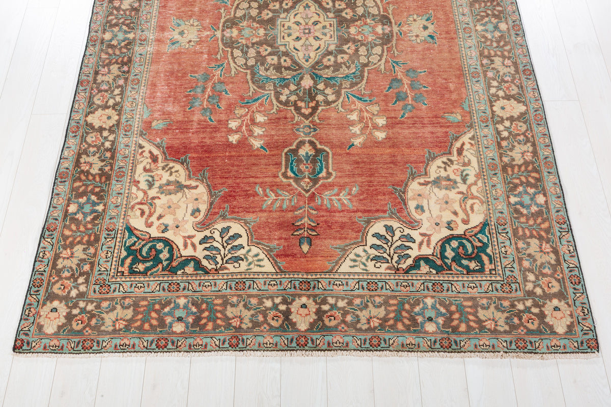 Vintage Faded red and beige Floral Rug – 9' 7" x 6' 1" (292 x 186 cm)