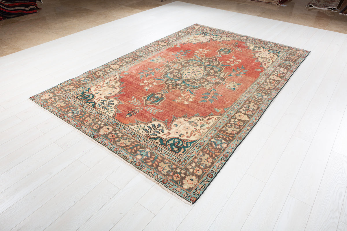 Vintage Faded red and beige Floral Rug – 9' 7" x 6' 1" (292 x 186 cm)