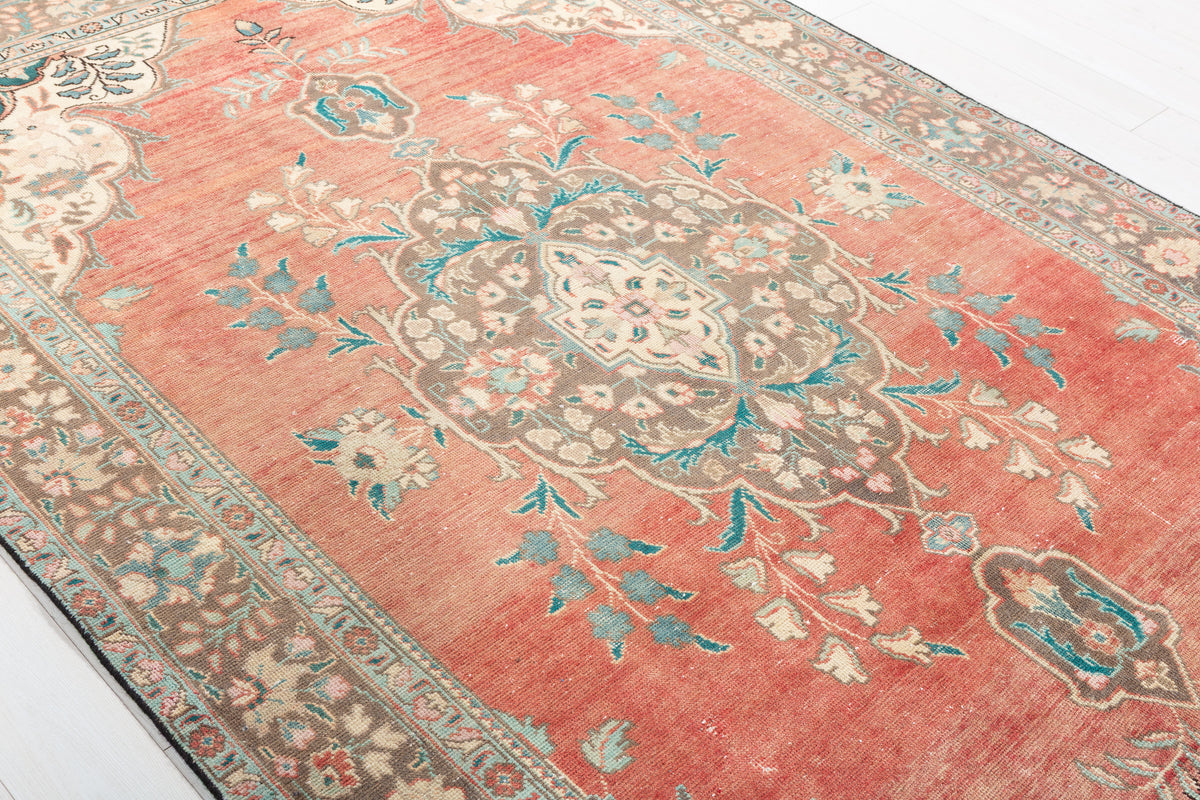 Vintage Faded red and beige Floral Rug – 9' 7" x 6' 1" (292 x 186 cm)