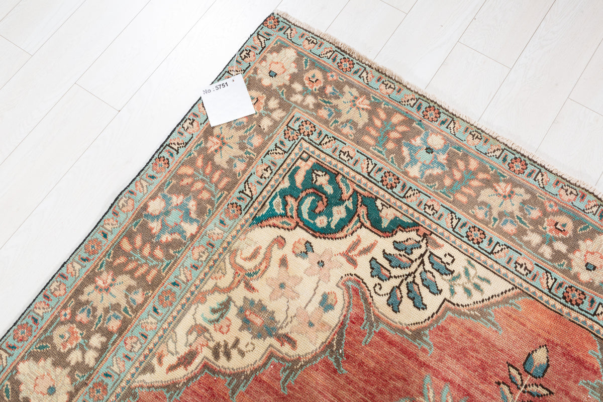 Vintage Faded red and beige Floral Rug – 9' 7" x 6' 1" (292 x 186 cm)