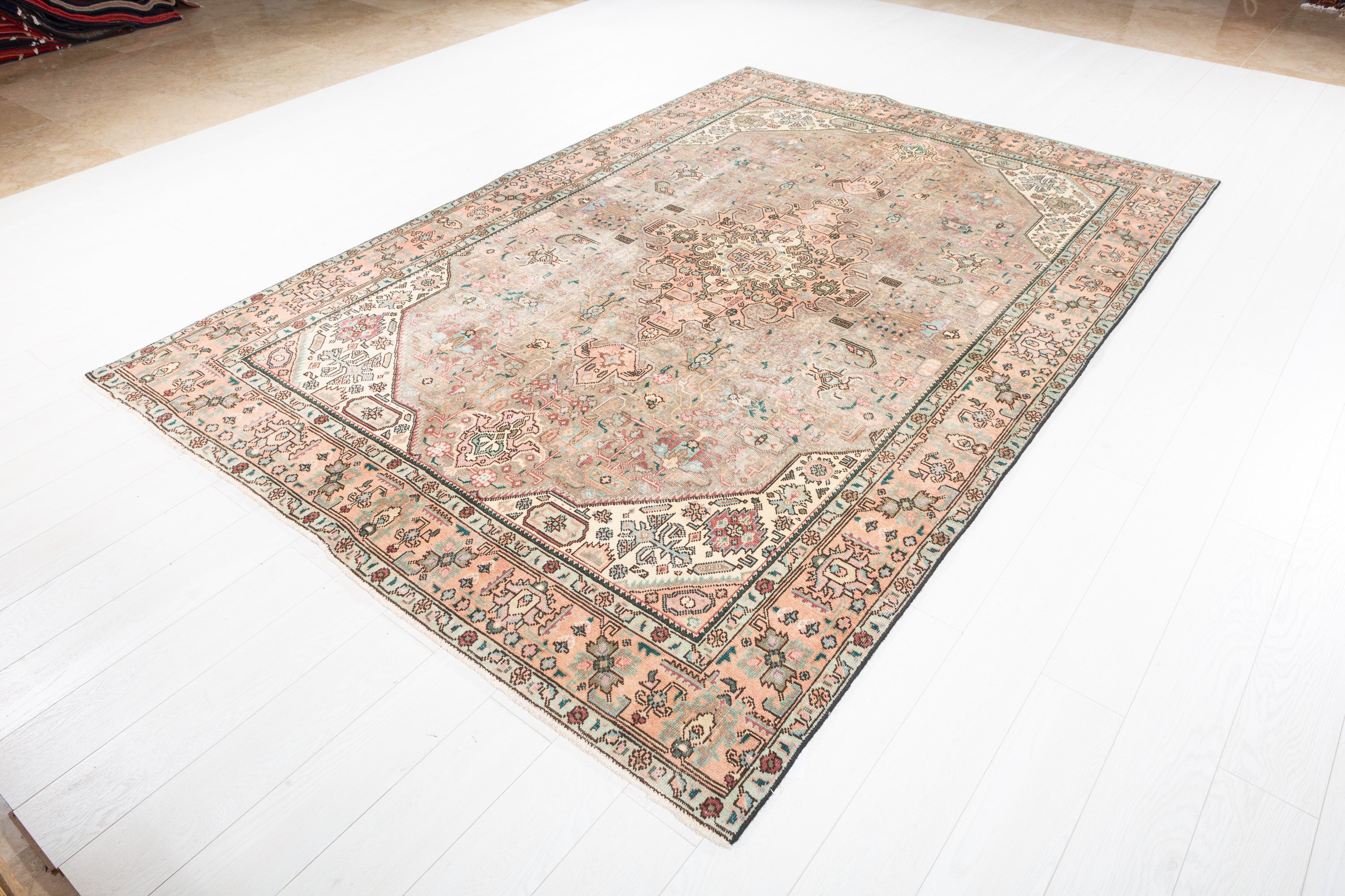 Vintage Faded beige and gray Traditional Rug – 9' 5" x 6' 5" (288 x 196 cm)