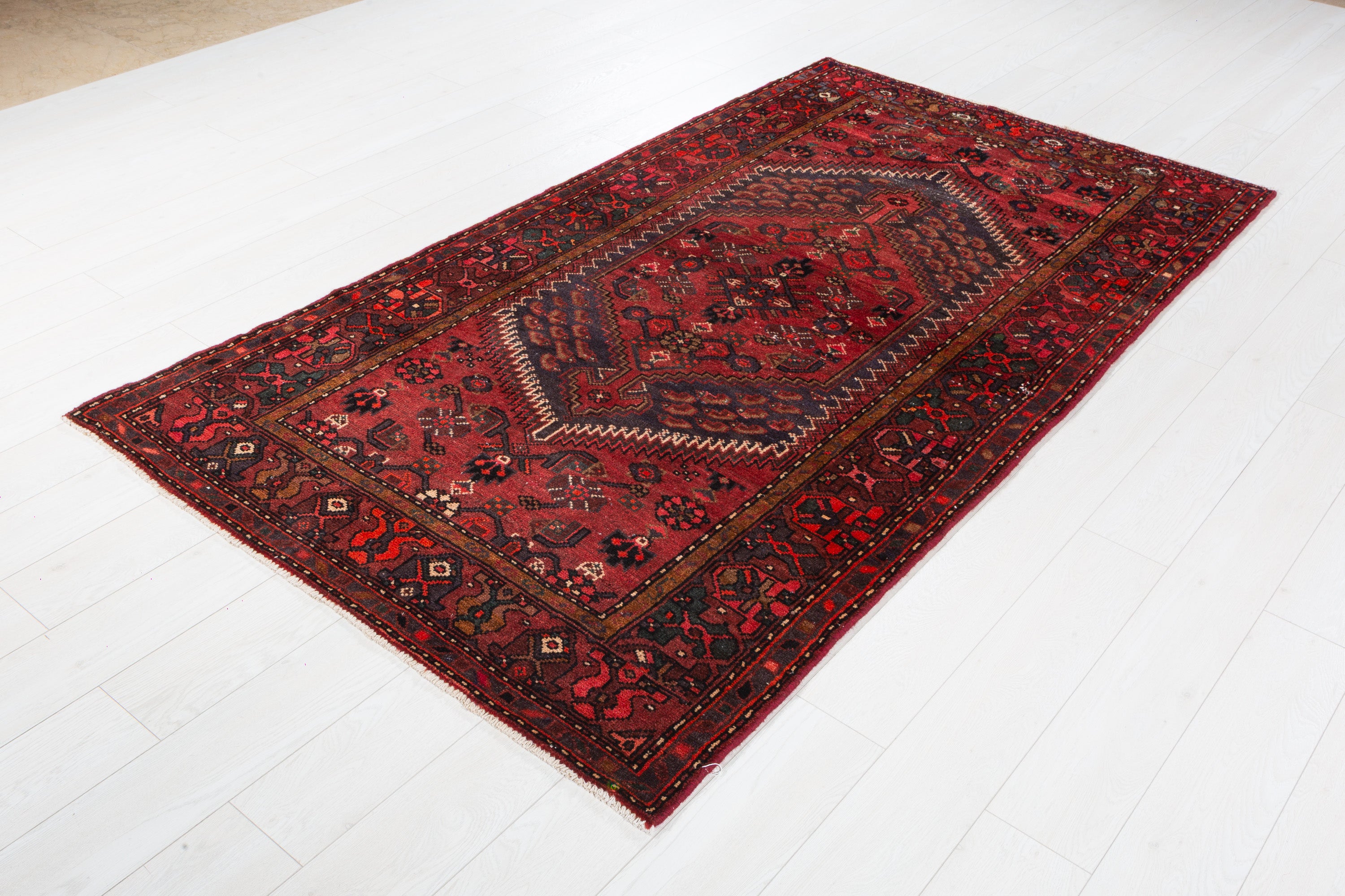 Vintage Rust Red Central Medallion Area Rug – 7' 9" x 4' 3" (236 x 130 cm)