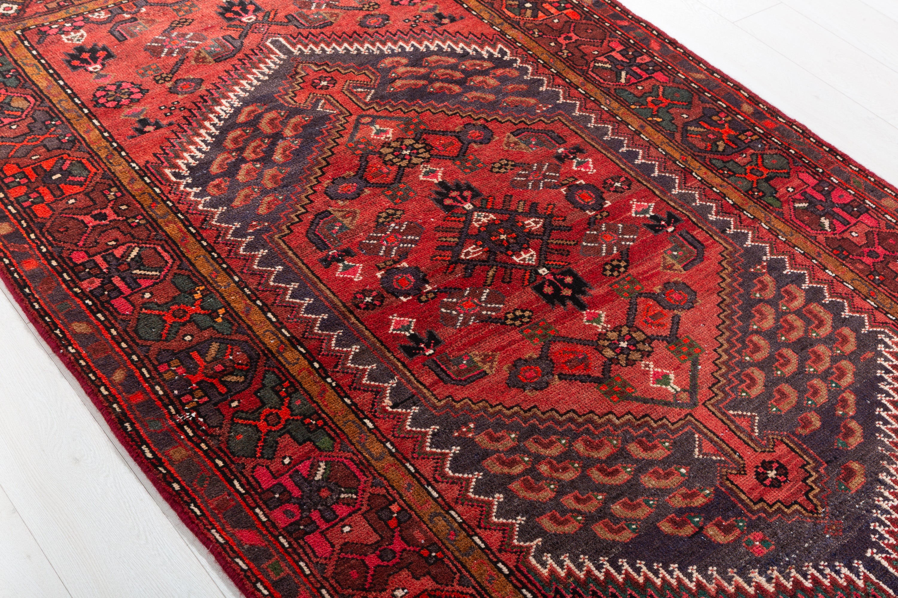 Vintage Rust Red Central Medallion Area Rug – 7' 9" x 4' 3" (236 x 130 cm)