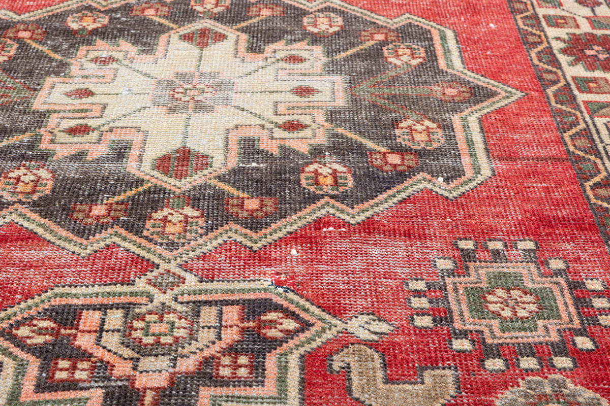 Vintage Faded Red, Beige Distressed Floral Medallion Area Rug – 7' 3" x 3' 10" (222 x 117 cm)