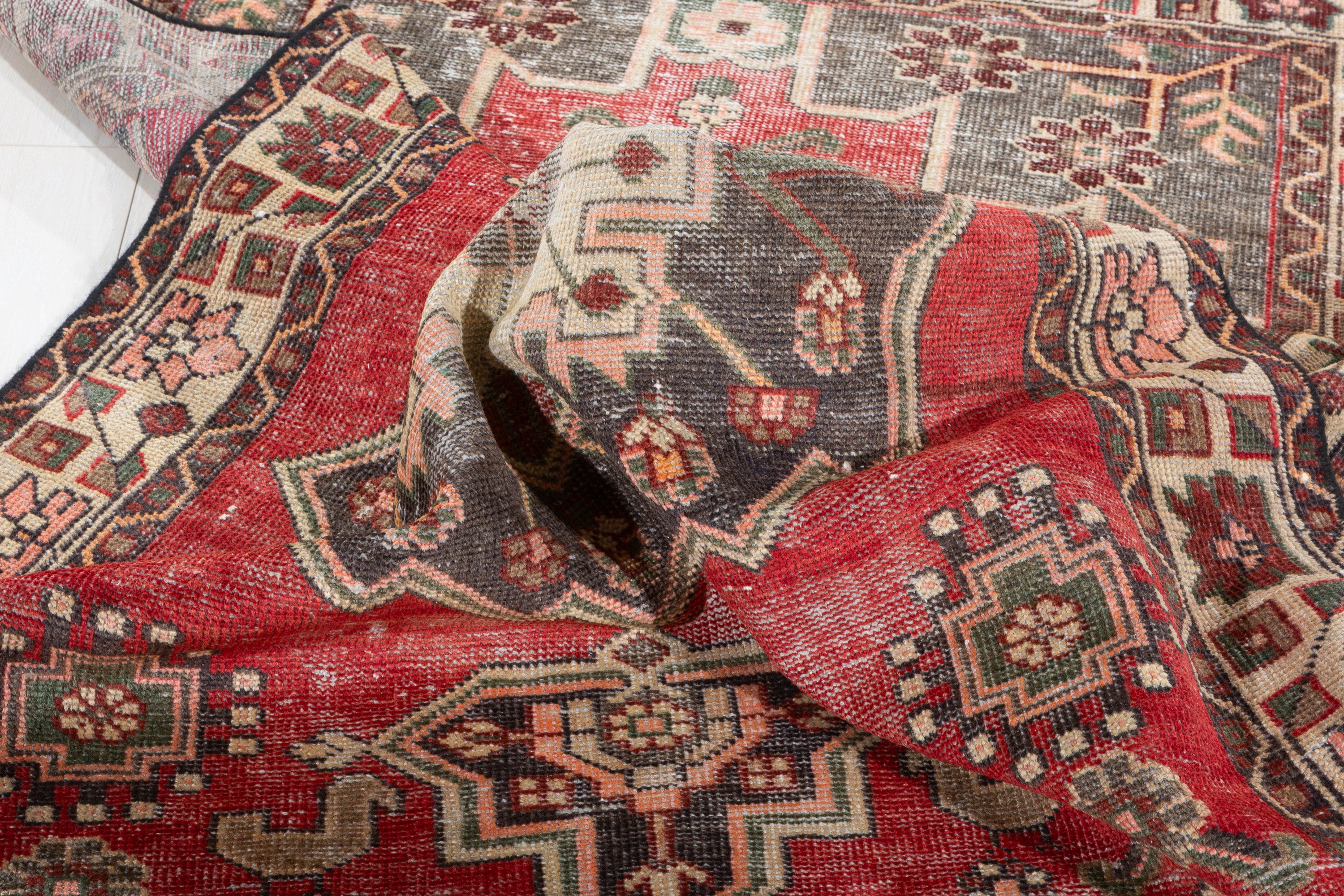 Vintage Faded Red, Beige Distressed Floral Medallion Area Rug – 7' 3" x 3' 10" (222 x 117 cm)