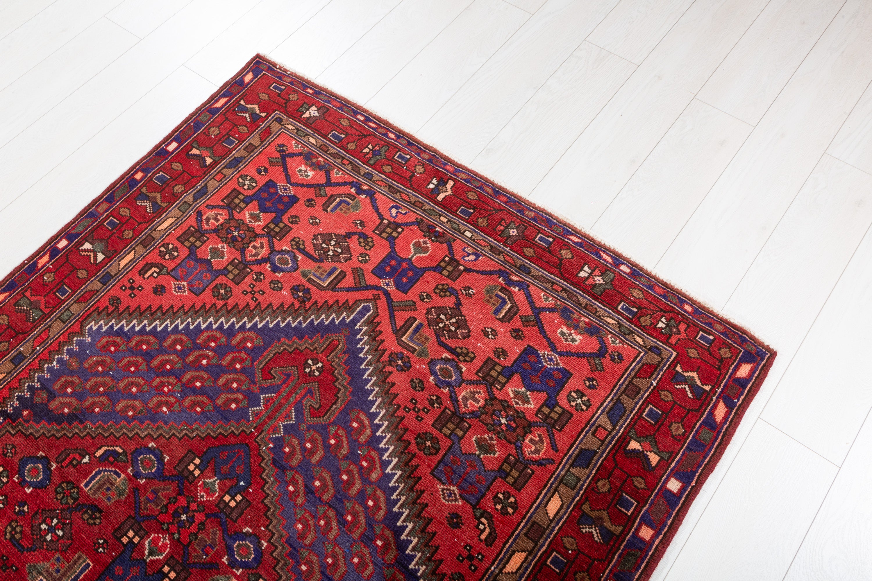 Vintage Red, Coral Central Medallion Area Rug – 6' 10" x 4' 2" (209 x 128 cm)