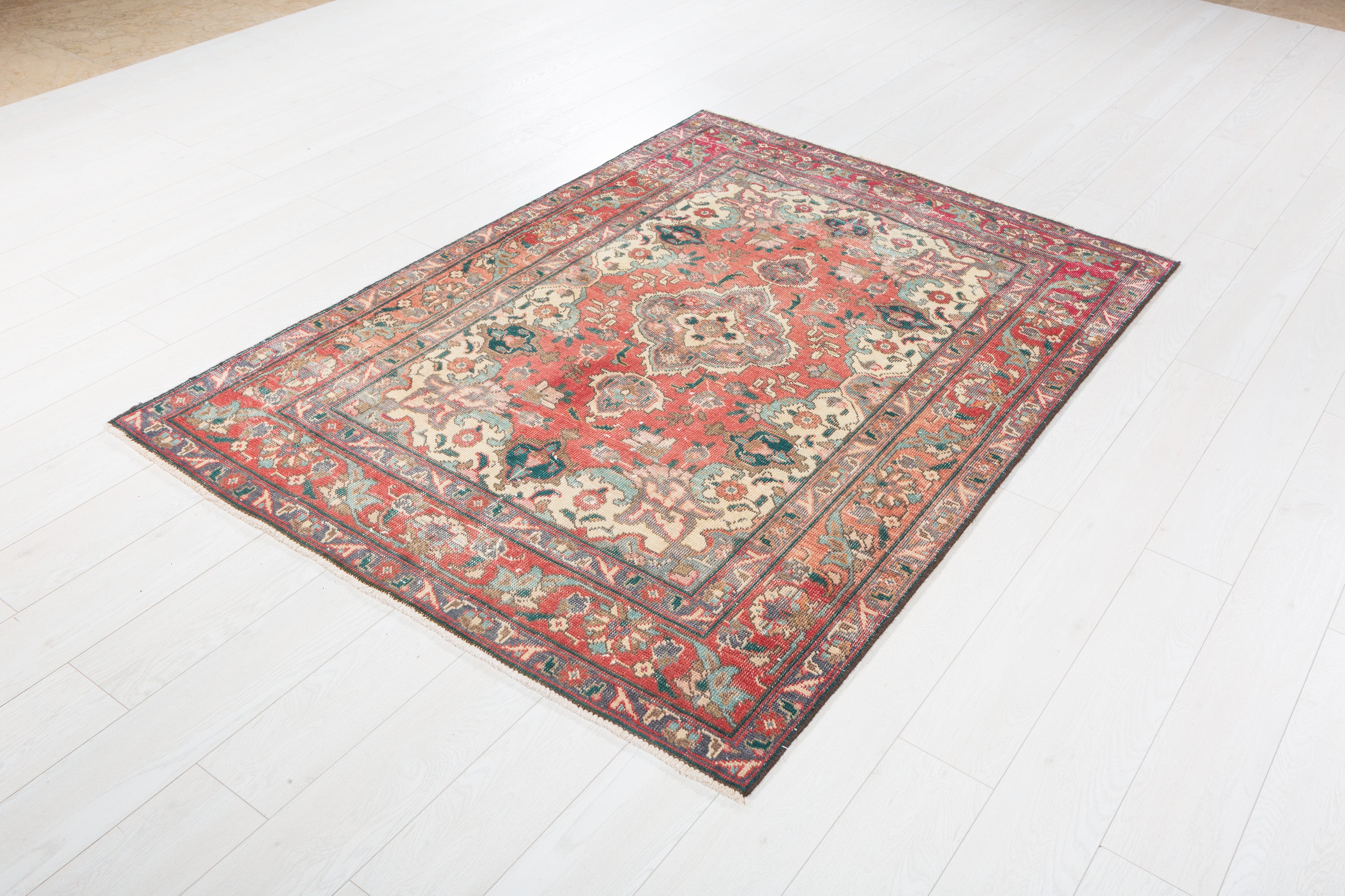 Vintage Faded Red Floral Medallion Area Rug – 6' 2" x 4' 5" (187 x 134 cm)