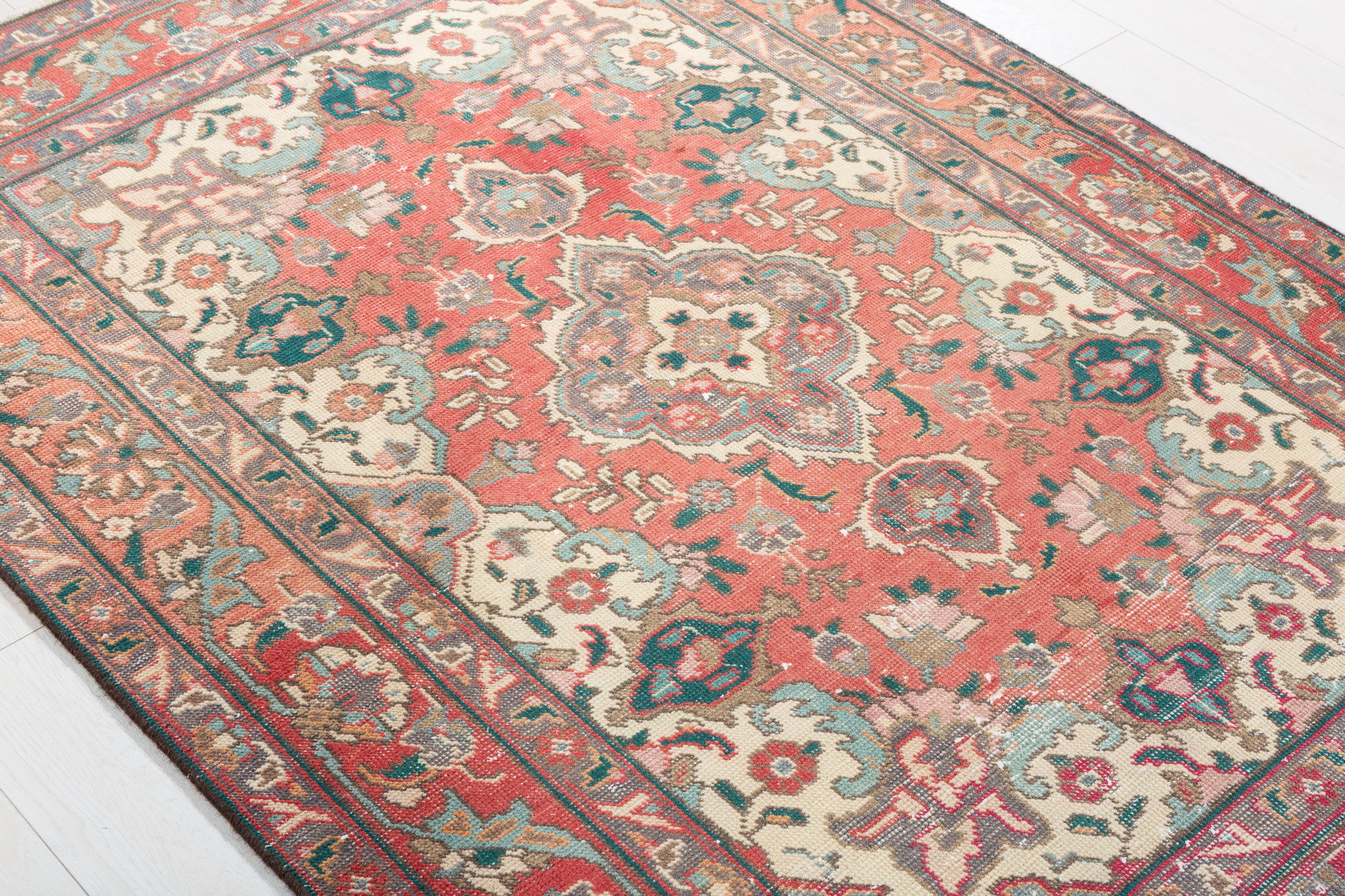Vintage Faded Red Floral Medallion Area Rug – 6' 2" x 4' 5" (187 x 134 cm)