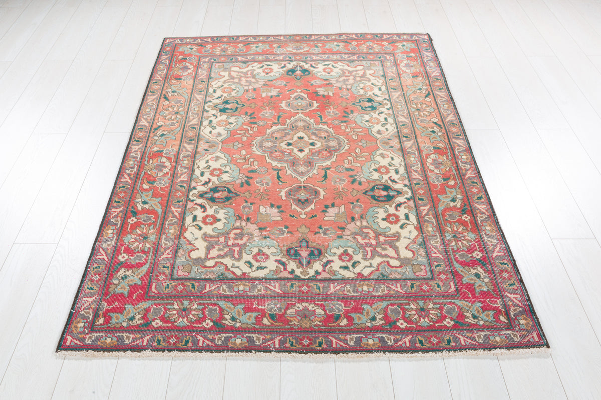 Vintage Faded Red Floral Medallion Area Rug – 6' 2" x 4' 5" (187 x 134 cm)