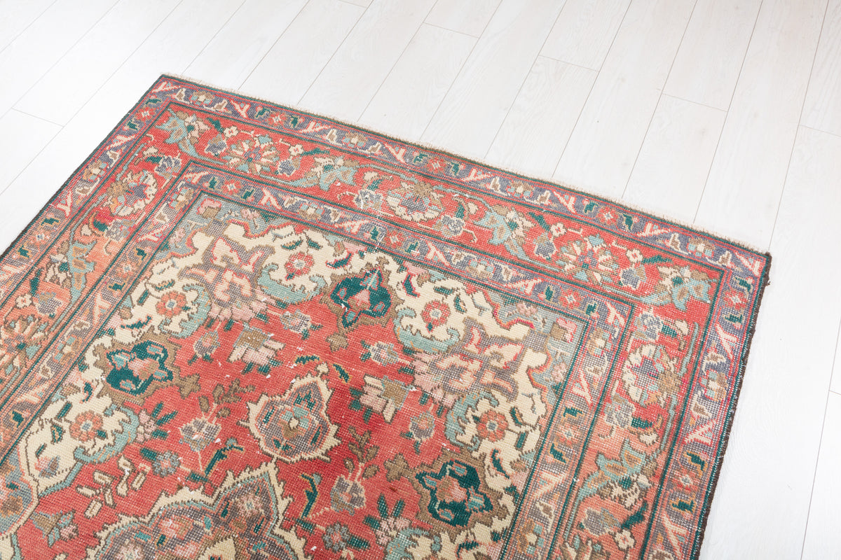 Vintage Faded Red Floral Medallion Area Rug – 6' 2" x 4' 5" (187 x 134 cm)
