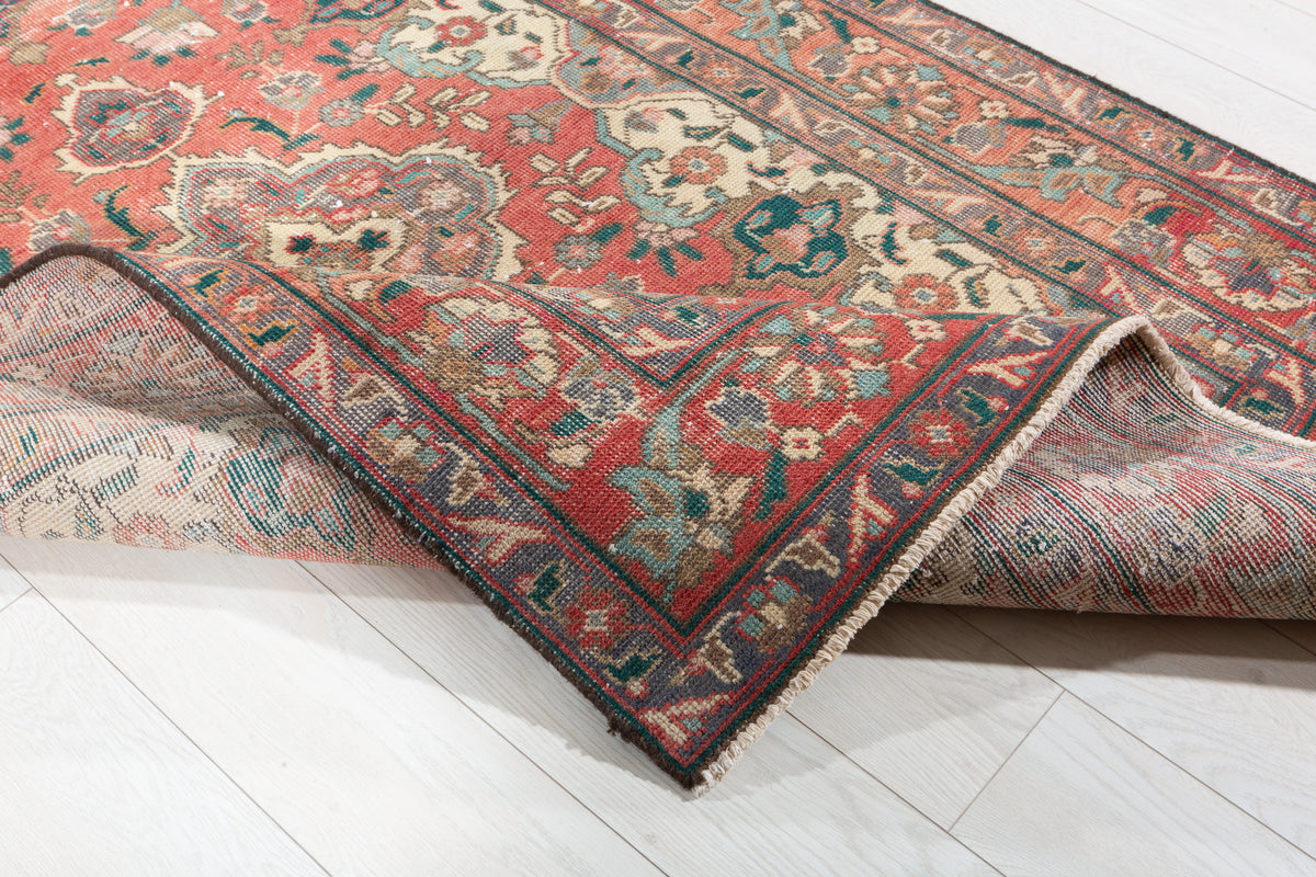 Vintage Faded Red Floral Medallion Area Rug – 6' 2" x 4' 5" (187 x 134 cm)