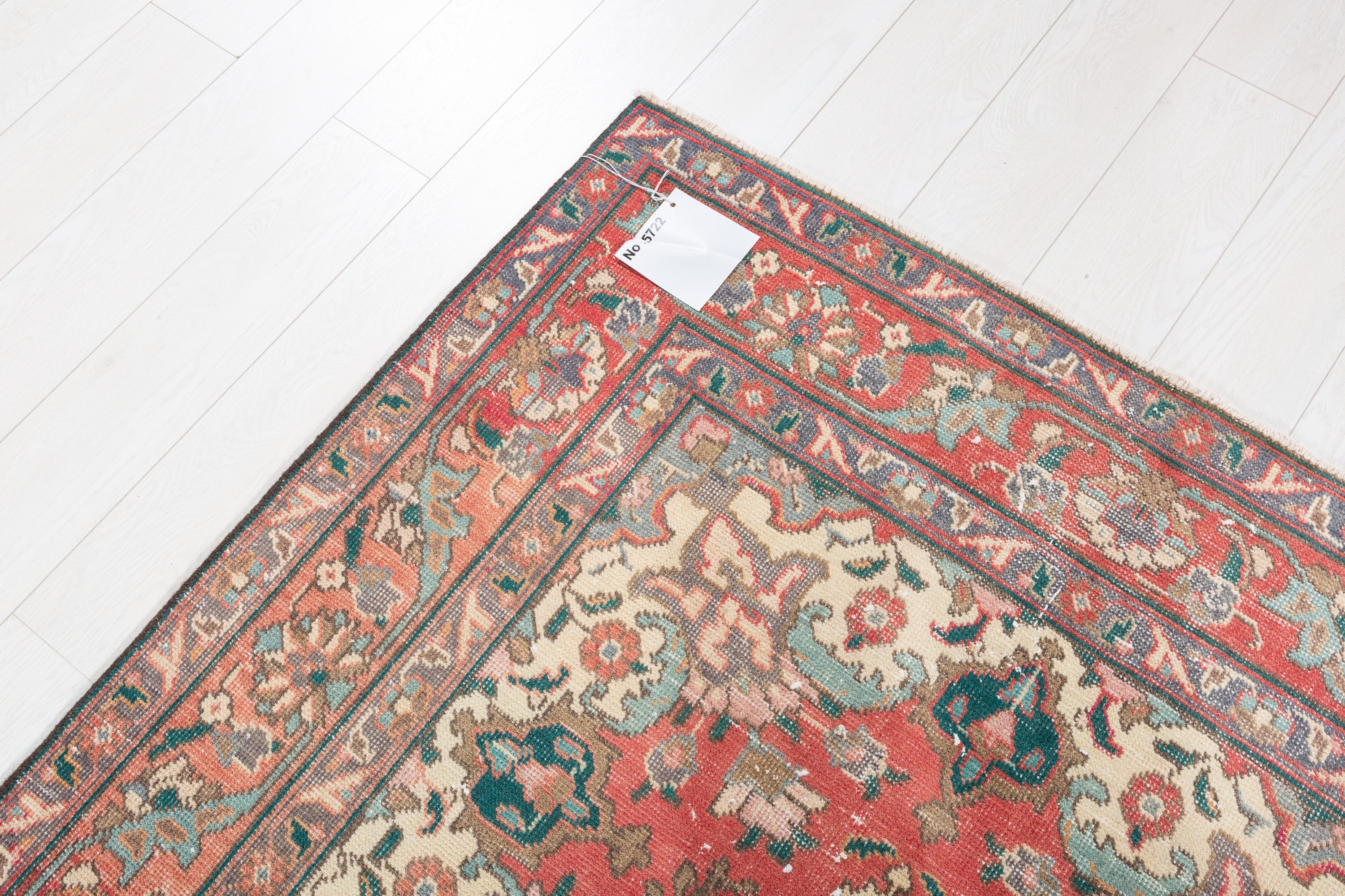 Vintage Faded Red Floral Medallion Area Rug – 6' 2" x 4' 5" (187 x 134 cm)