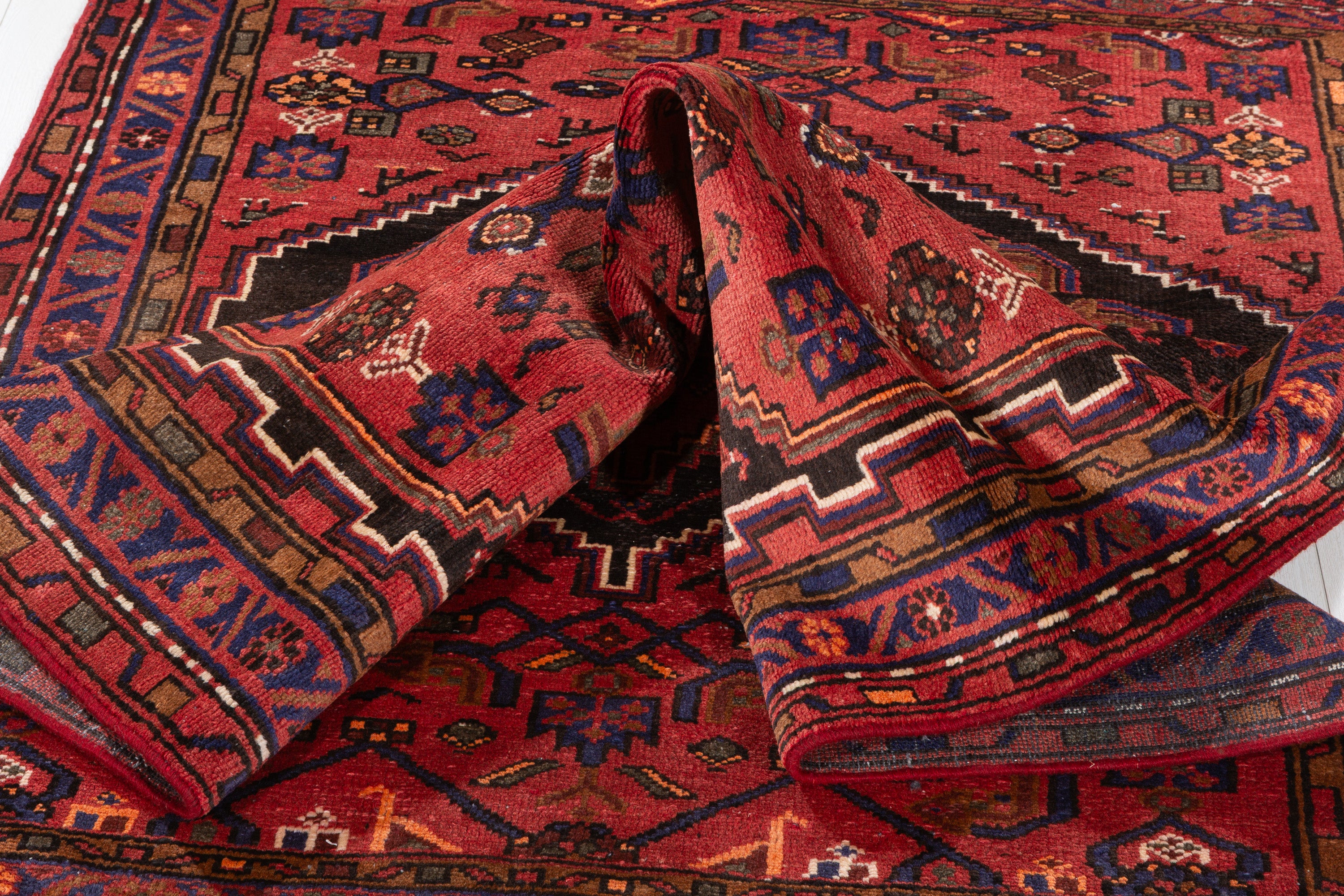Vintage Red Diamond Medallion Area Rug – 6' 11" x 4' 4" (210 x 132 cm)