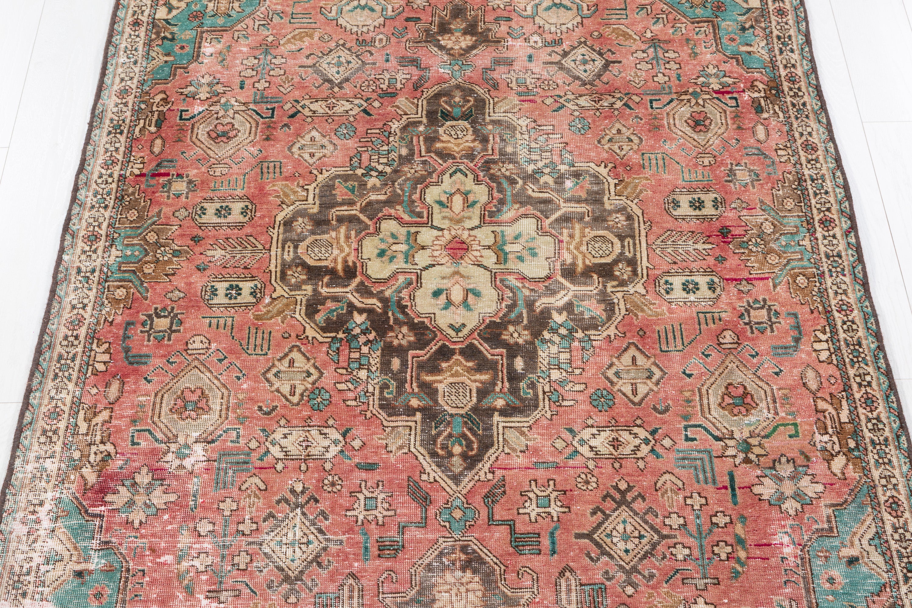 Vintage Faded Red Floral Medallion Area Rug – 7' 8" x 4' 7" (234 x 140 cm)