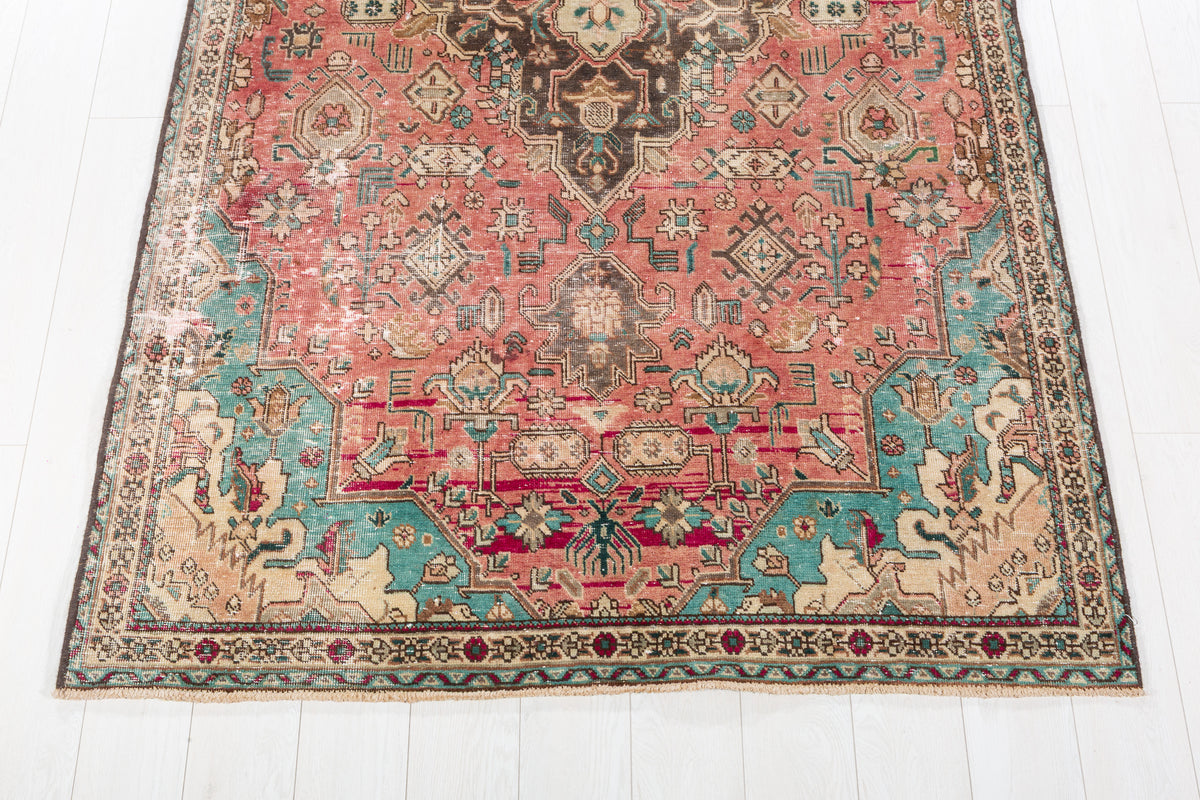 Vintage Faded Red Floral Medallion Area Rug – 7' 8" x 4' 7" (234 x 140 cm)