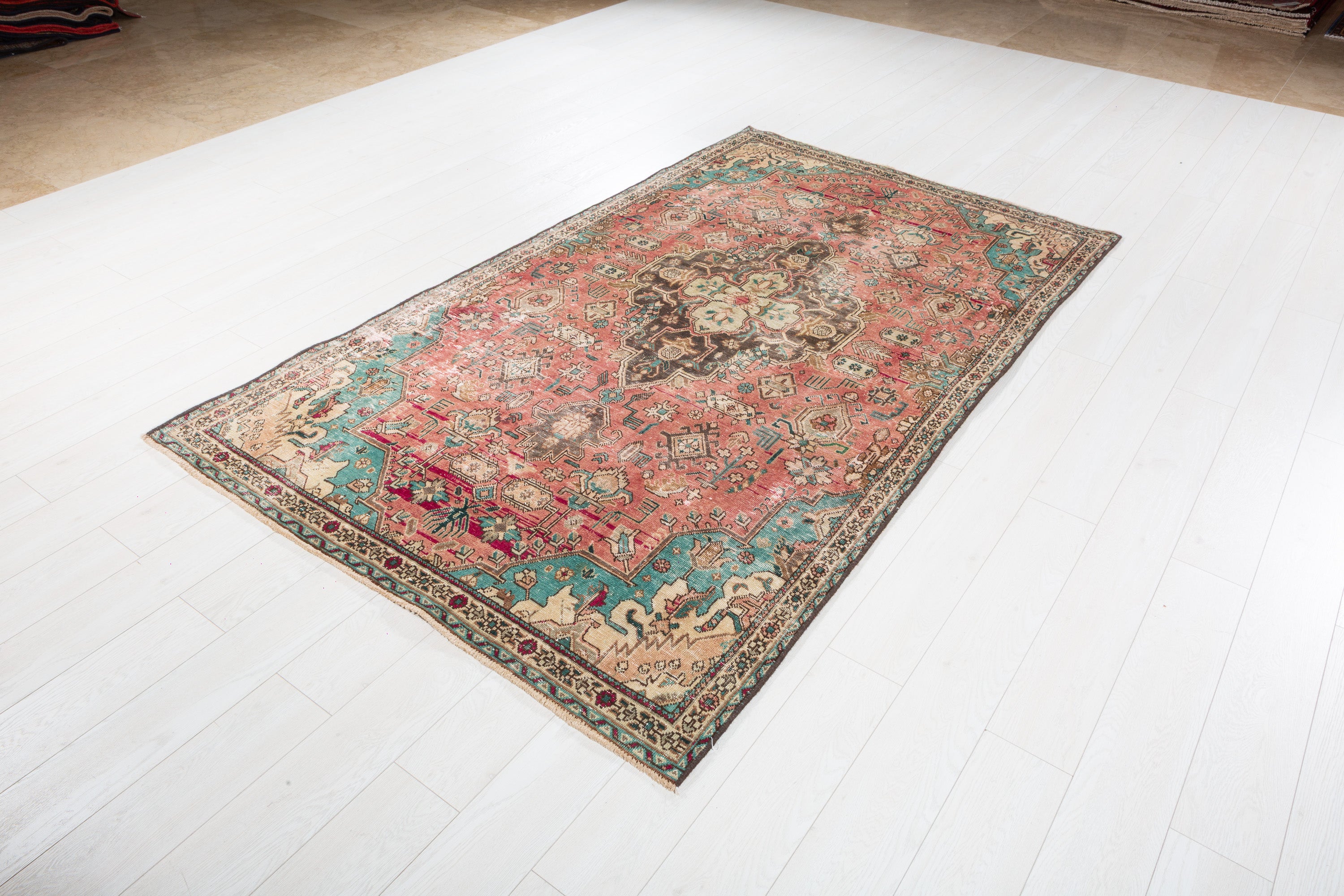 Vintage Faded Red Floral Medallion Area Rug – 7' 8" x 4' 7" (234 x 140 cm)