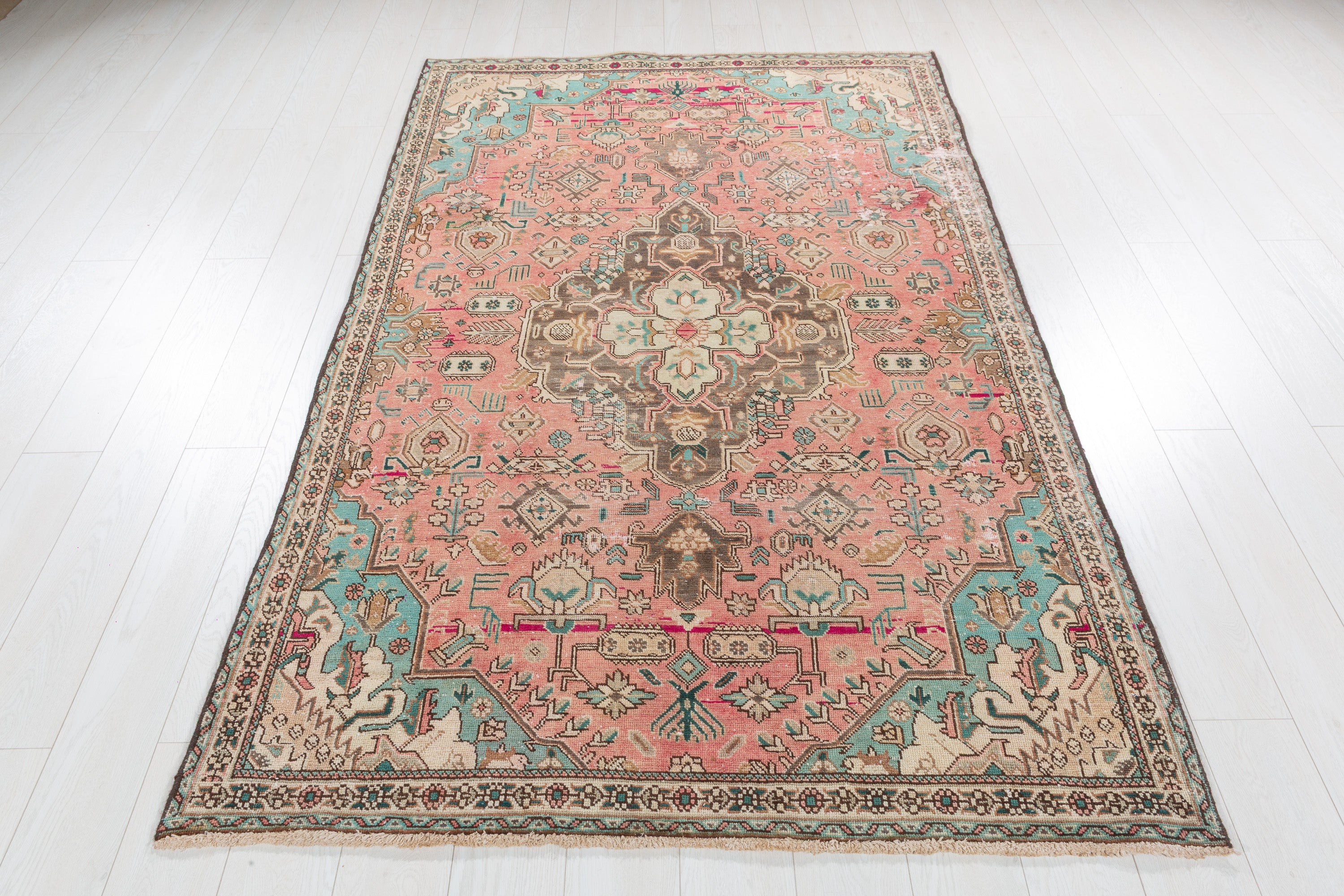 Vintage Faded Red Floral Medallion Area Rug – 7' 8" x 4' 7" (234 x 140 cm)