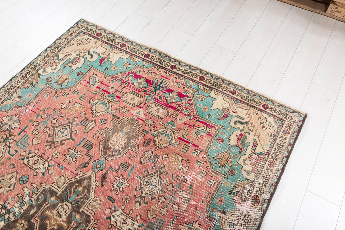 Vintage Faded Red Floral Medallion Area Rug – 7' 8" x 4' 7" (234 x 140 cm)