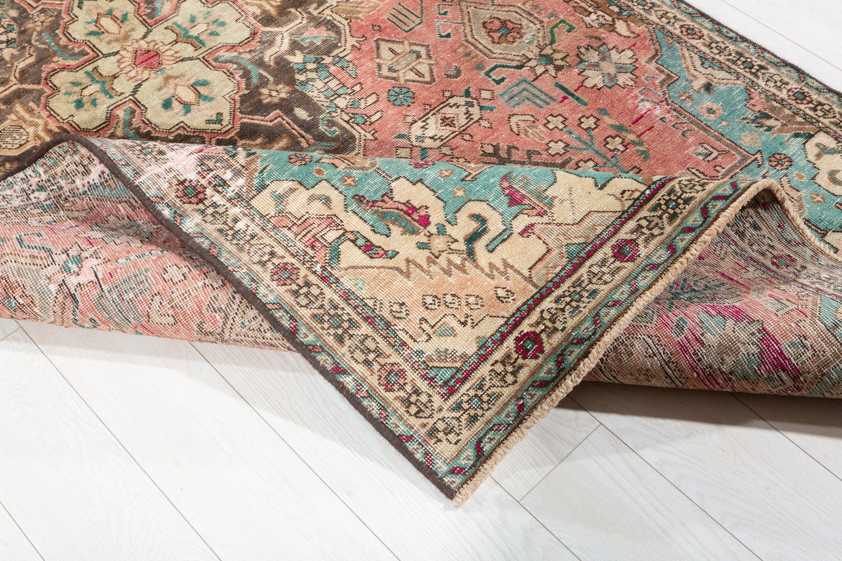 Vintage Faded Red Floral Medallion Area Rug – 7' 8" x 4' 7" (234 x 140 cm)