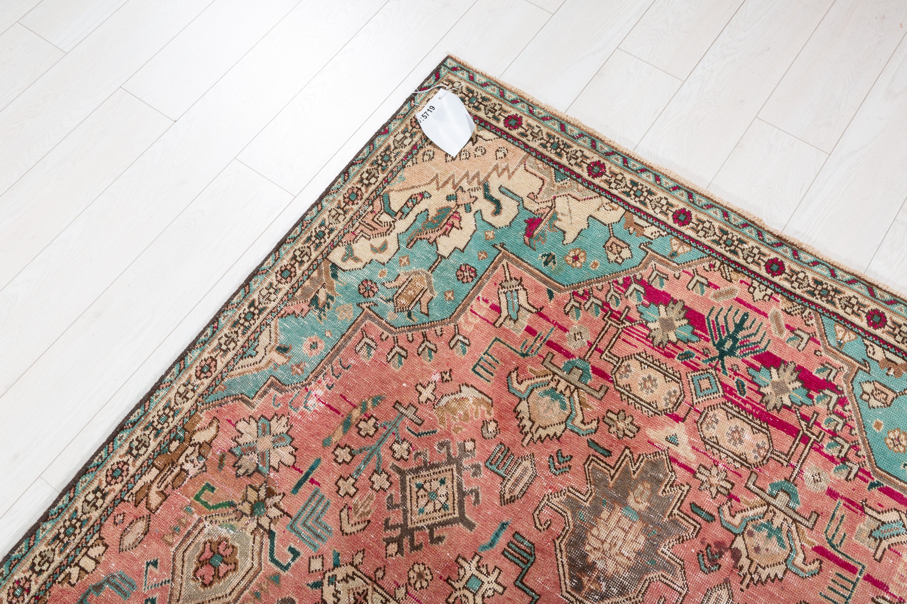 Vintage Faded Red Floral Medallion Area Rug – 7' 8" x 4' 7" (234 x 140 cm)