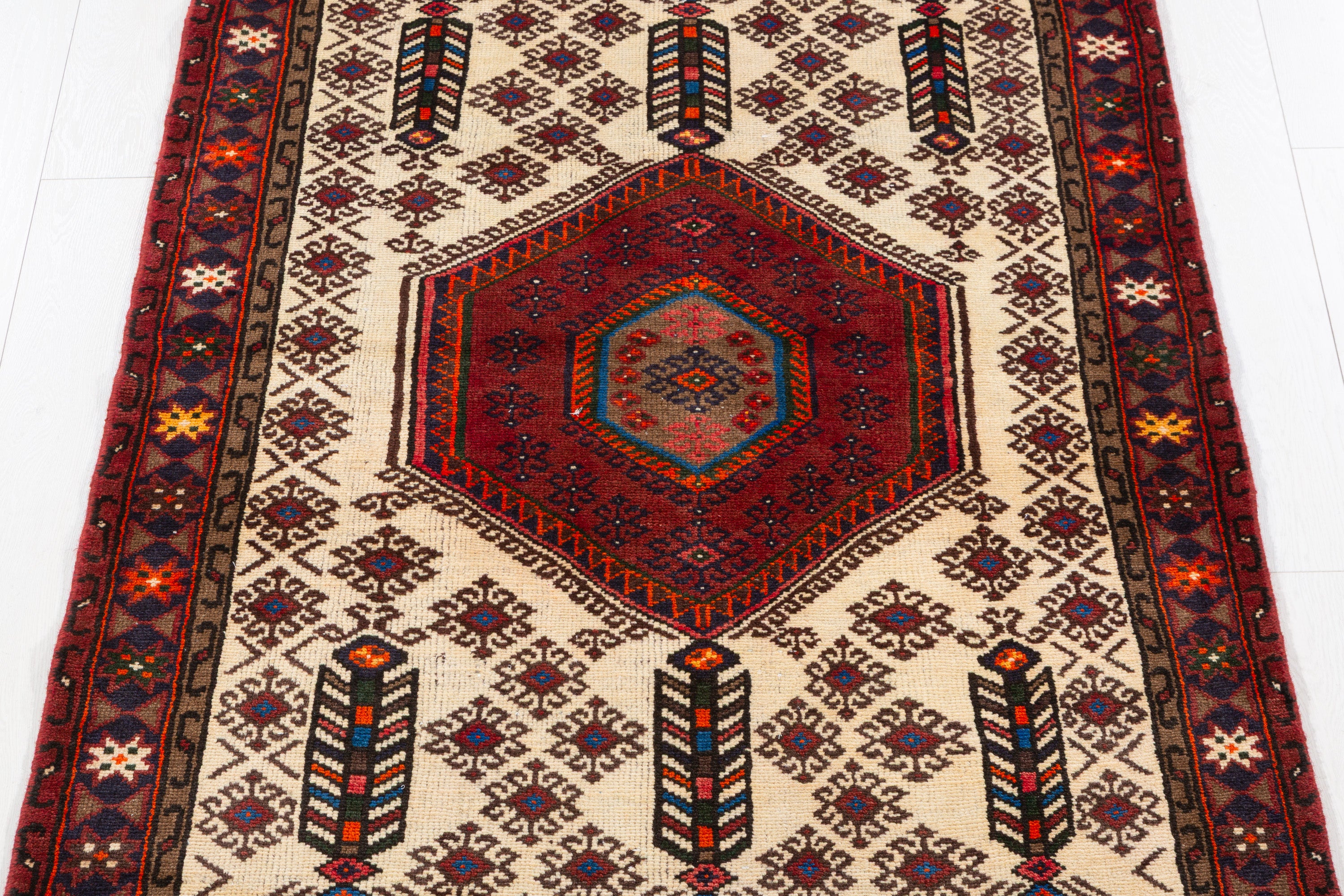 Vintage Beige, Red Ivory Field Medallion Area Rug – 6' 3" x 4' 0" (191 x 121 cm)