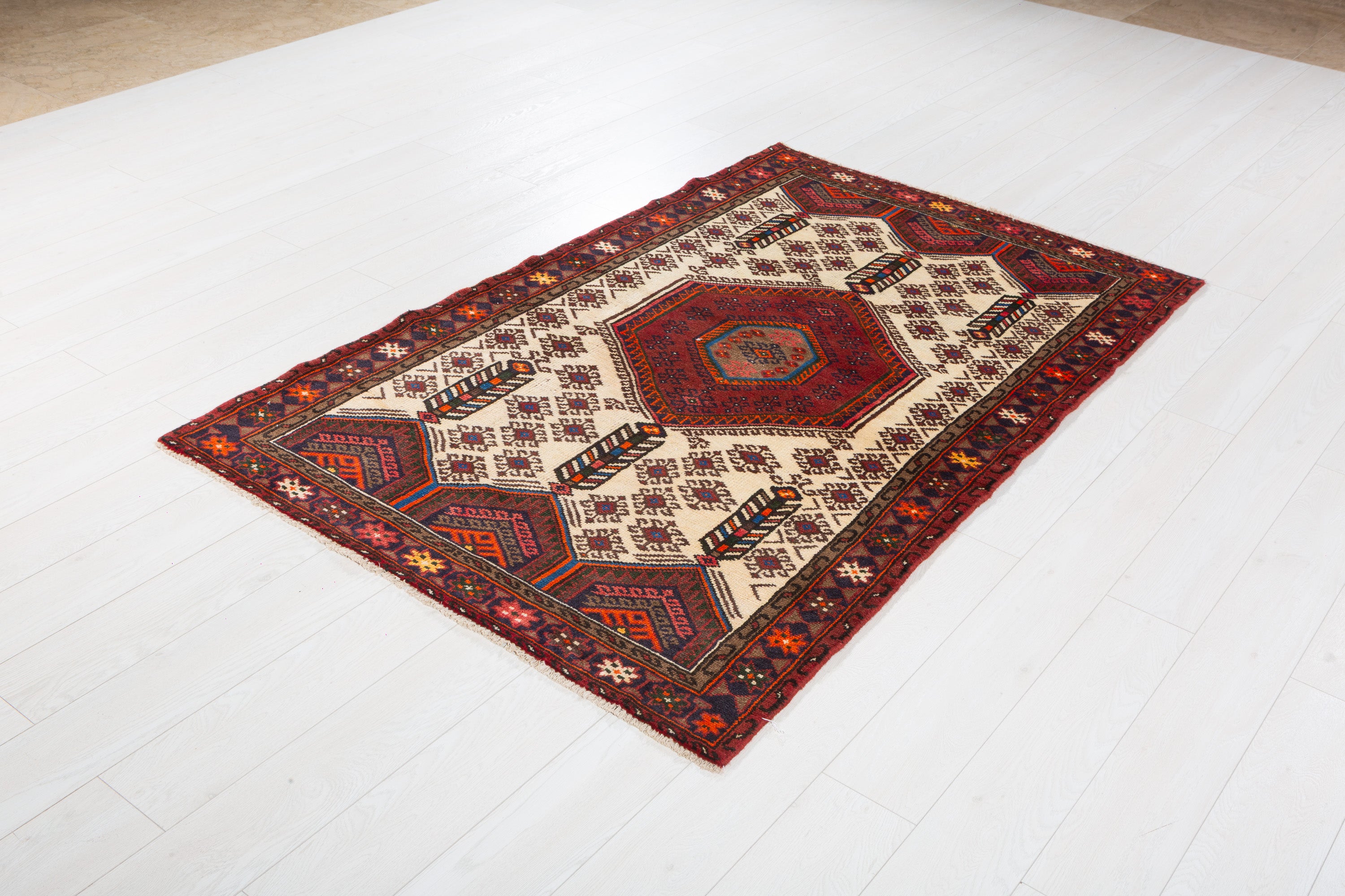 Vintage Beige, Red Ivory Field Medallion Area Rug – 6' 3" x 4' 0" (191 x 121 cm)