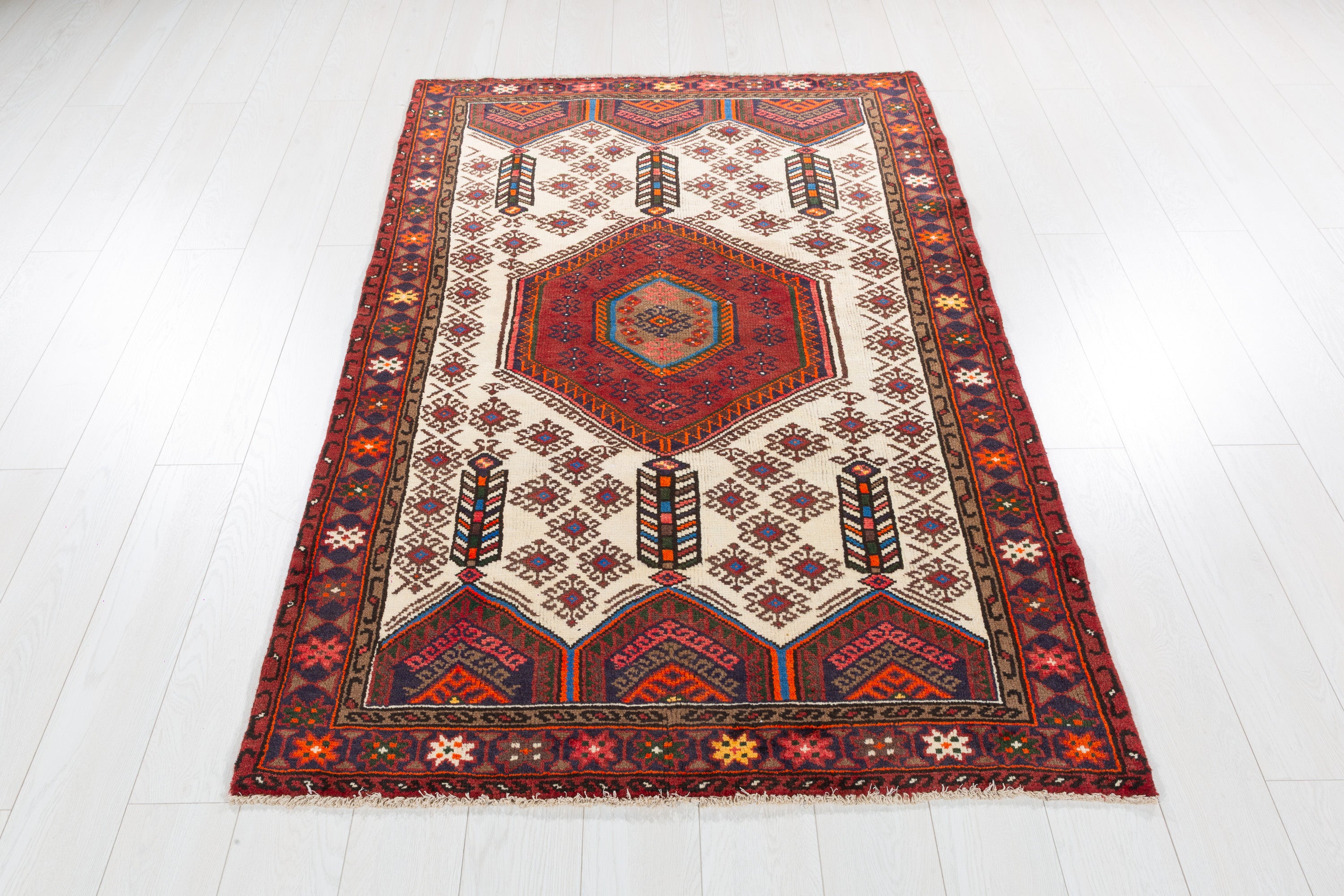 Vintage Beige, Red Ivory Field Medallion Area Rug – 6' 3" x 4' 0" (191 x 121 cm)