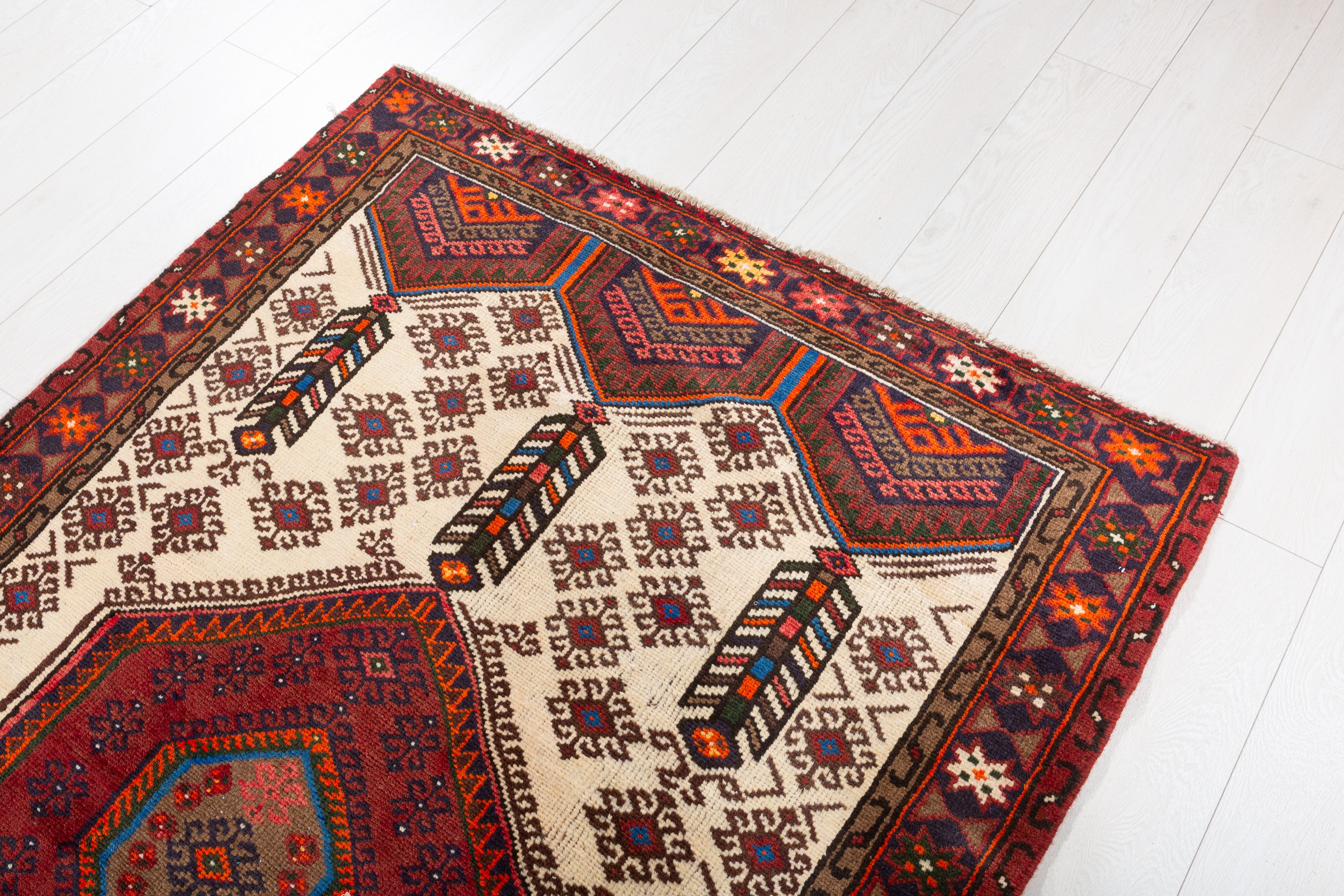 Vintage Beige, Red Ivory Field Medallion Area Rug – 6' 3" x 4' 0" (191 x 121 cm)