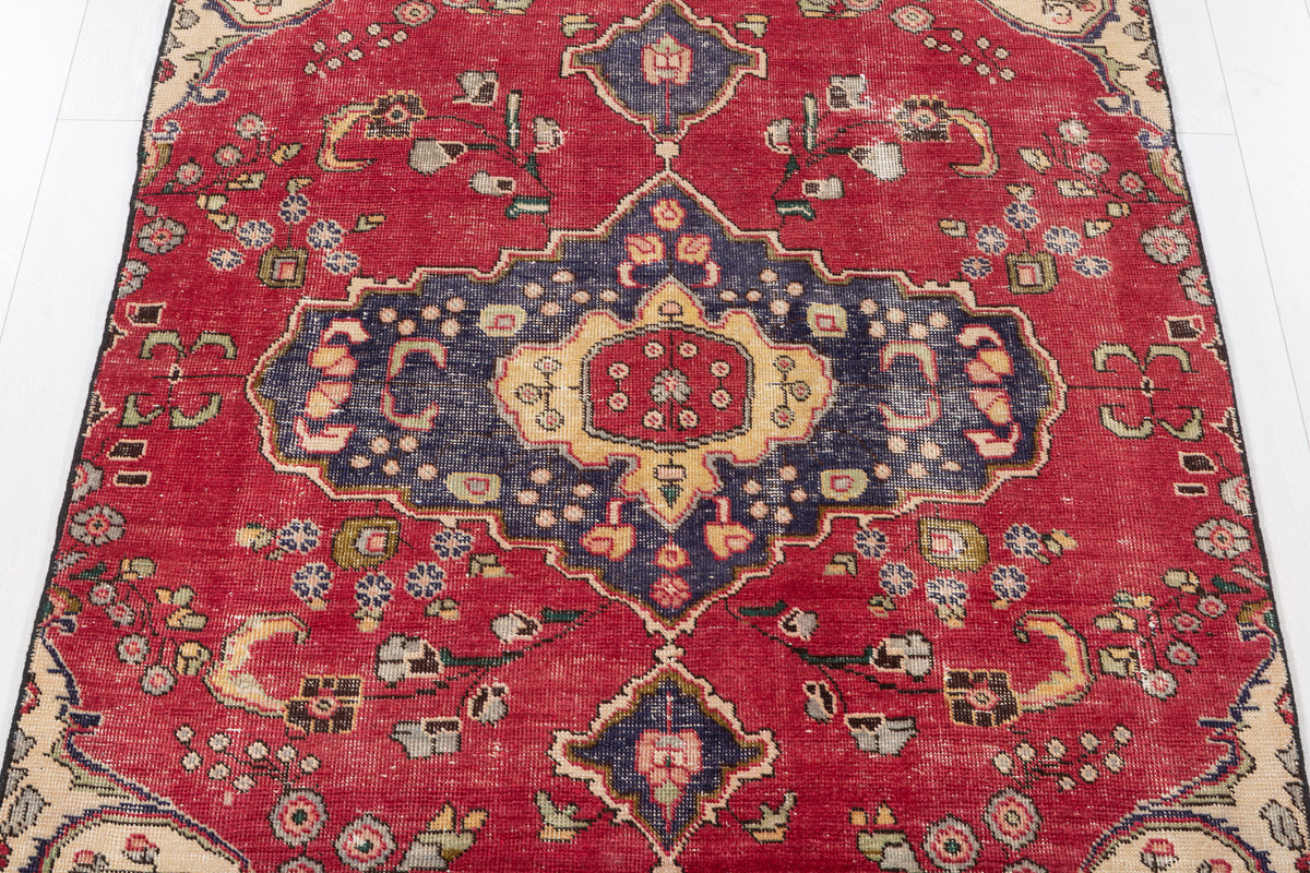 Vintage Pinkish-Red Floral Medallion Area Rug – 7' 4" x 4' 7" (223 x 140 cm)