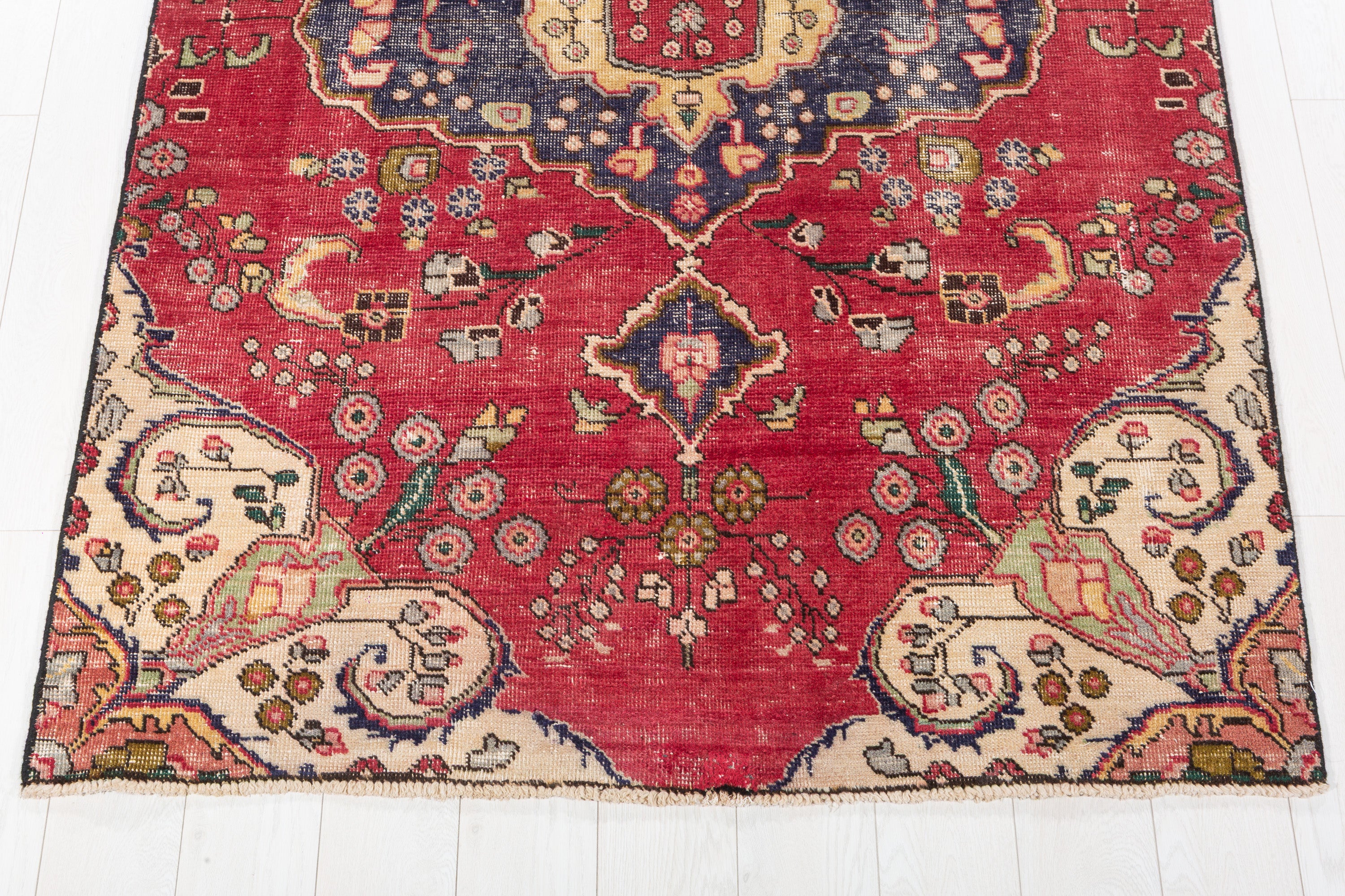 Vintage Pinkish-Red Floral Medallion Area Rug – 7' 4" x 4' 7" (223 x 140 cm)