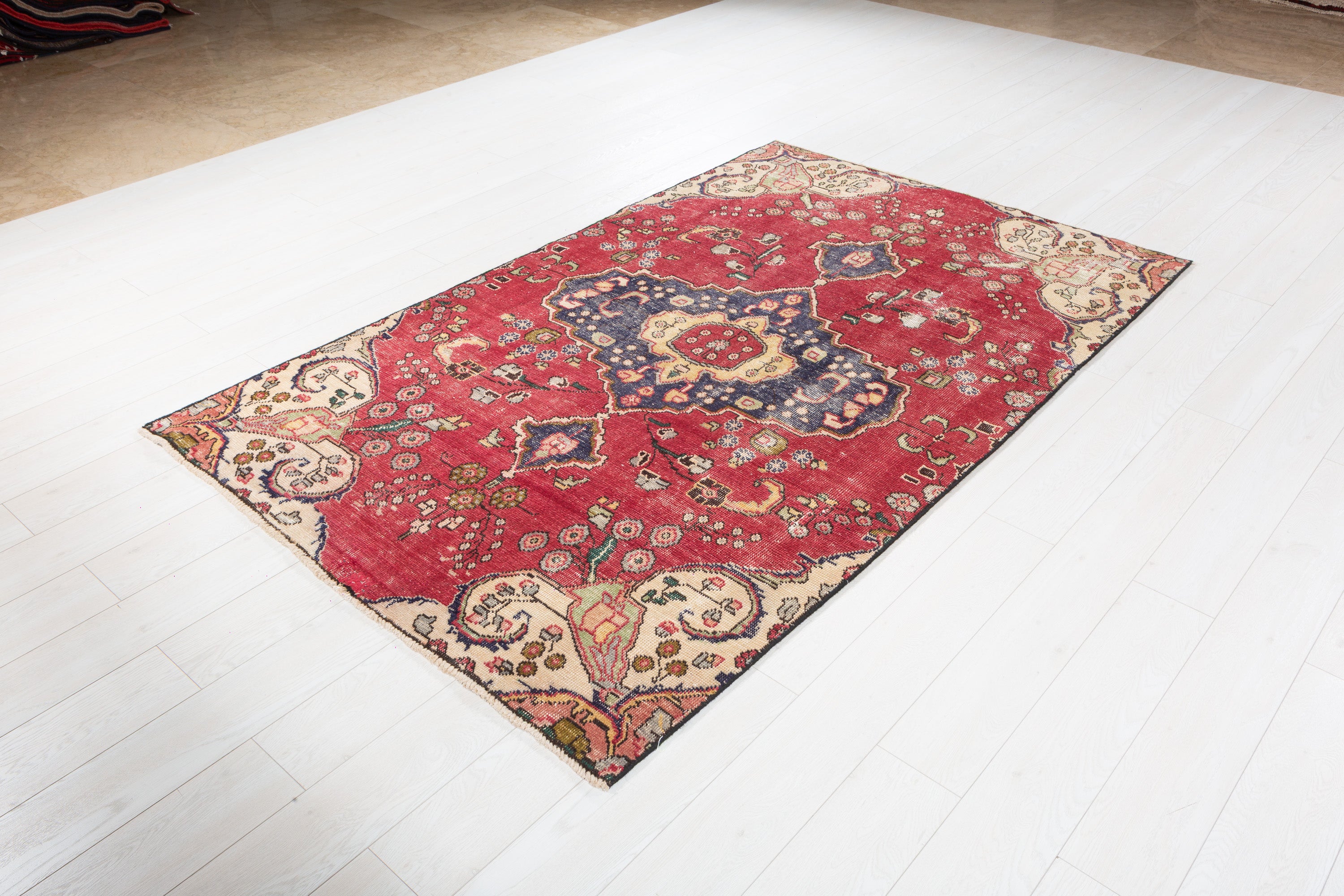 Vintage Pinkish-Red Floral Medallion Area Rug – 7' 4" x 4' 7" (223 x 140 cm)