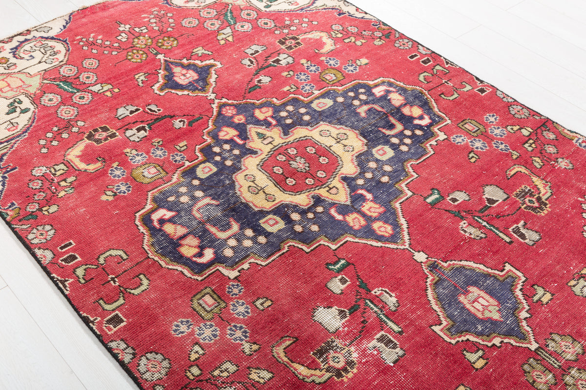 Vintage Pinkish-Red Floral Medallion Area Rug – 7' 4" x 4' 7" (223 x 140 cm)