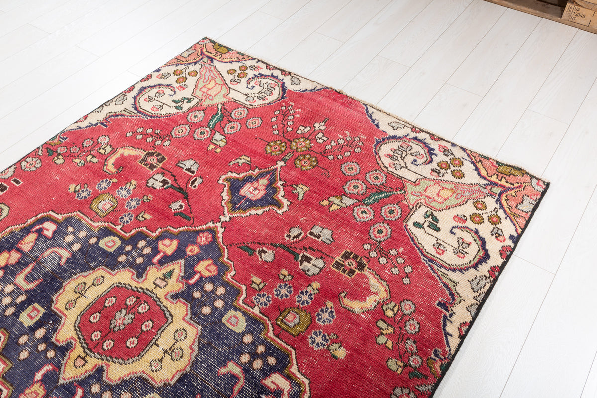 Vintage Pinkish-Red Floral Medallion Area Rug – 7' 4" x 4' 7" (223 x 140 cm)