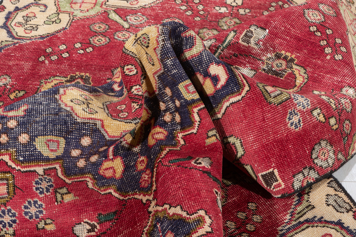 Vintage Pinkish-Red Floral Medallion Area Rug – 7' 4" x 4' 7" (223 x 140 cm)