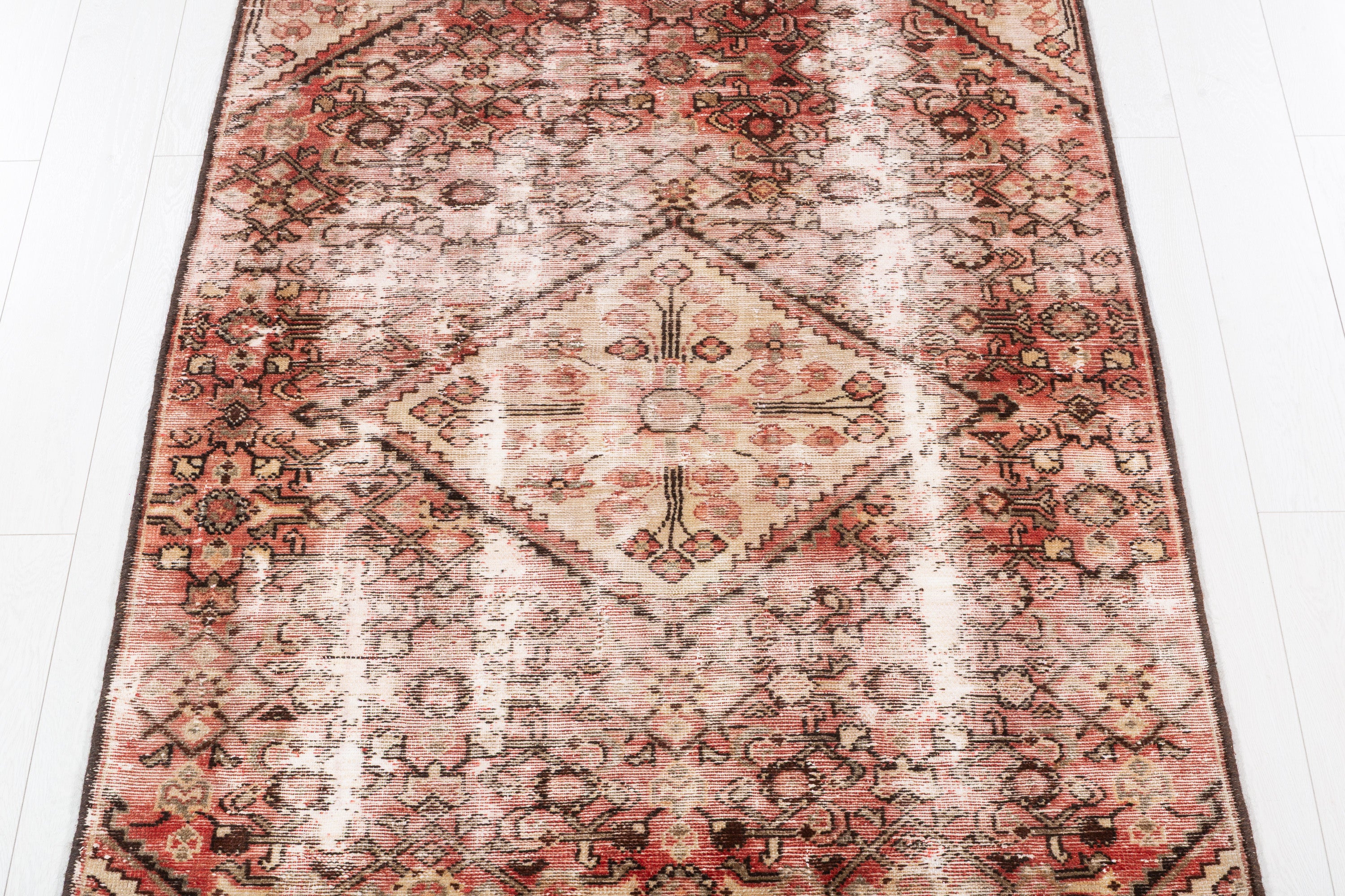 Vintage Faded Red, Beige Distressed Medallion Area Rug – 5' 9" x 3' 10" (175 x 117 cm)
