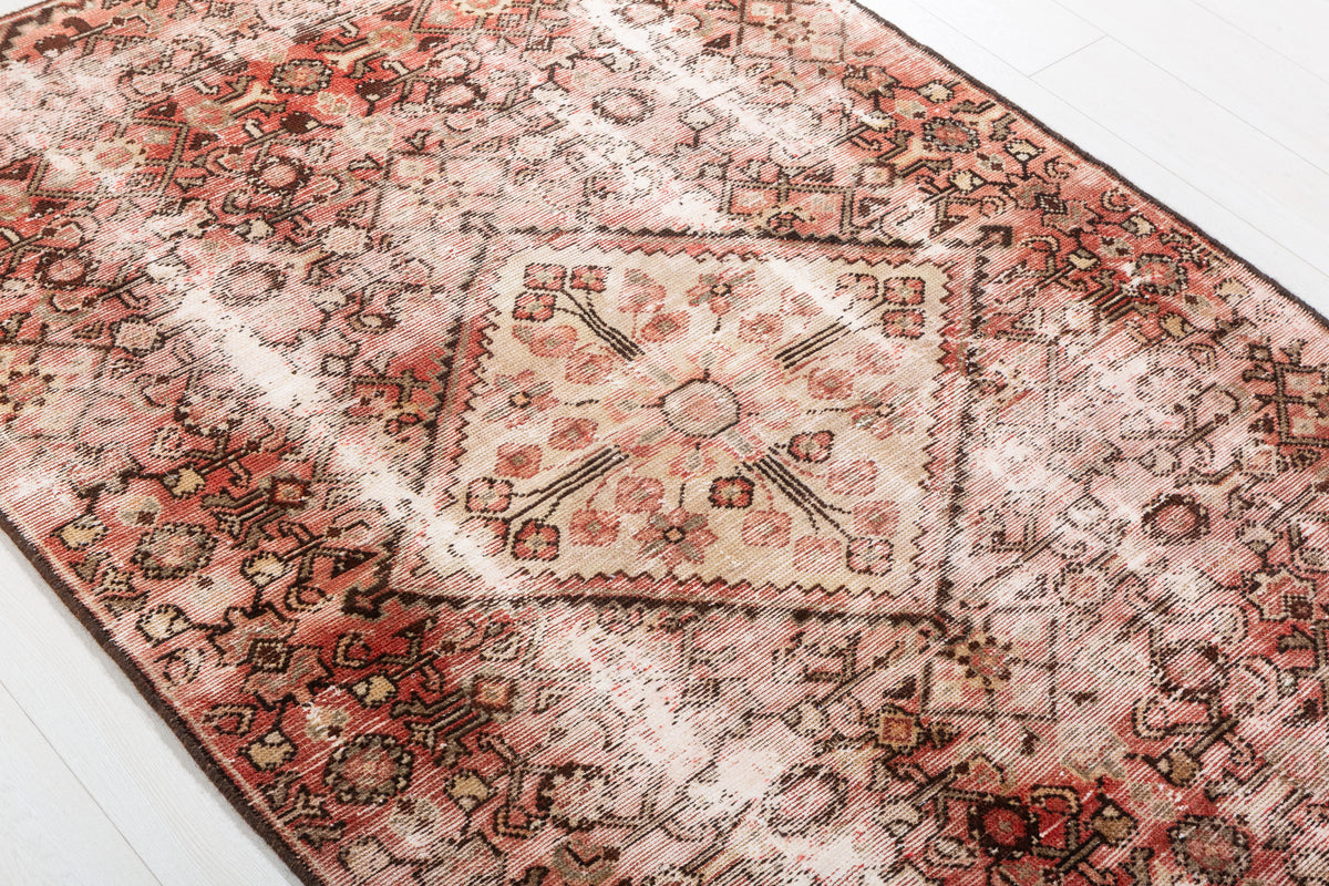Vintage Faded Red, Beige Distressed Medallion Area Rug – 5' 9" x 3' 10" (175 x 117 cm)