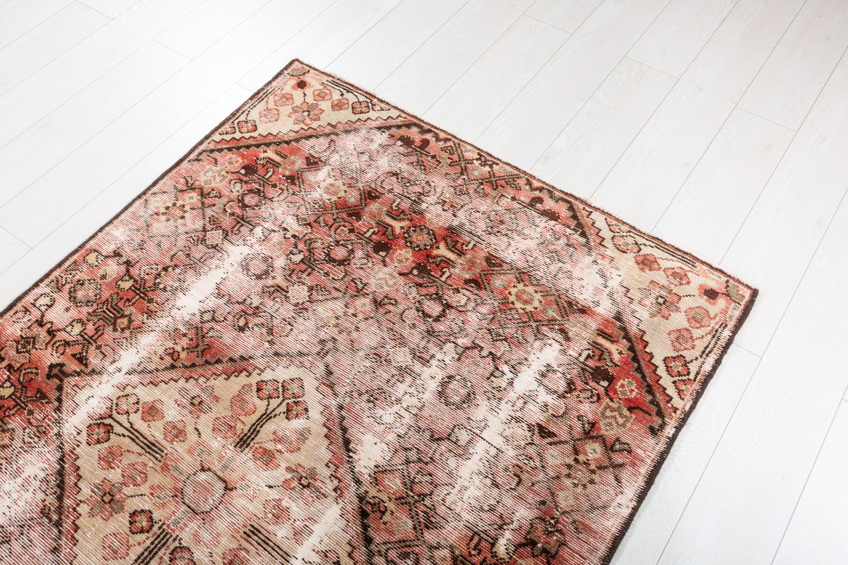 Vintage Faded Red, Beige Distressed Medallion Area Rug – 5' 9" x 3' 10" (175 x 117 cm)