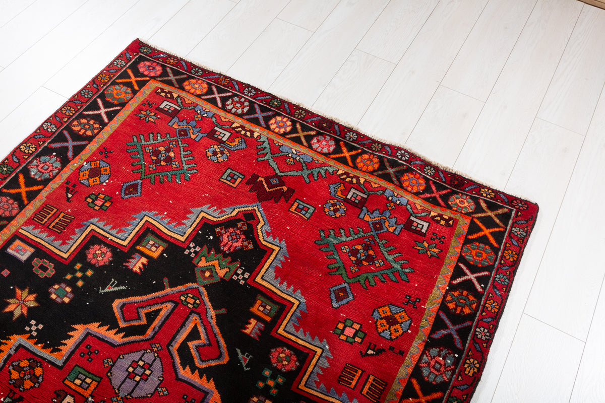 Vintage Red, Black Bold Medallion Area Rug – 7' 0" x 4' 3" (214 x 129 cm)
