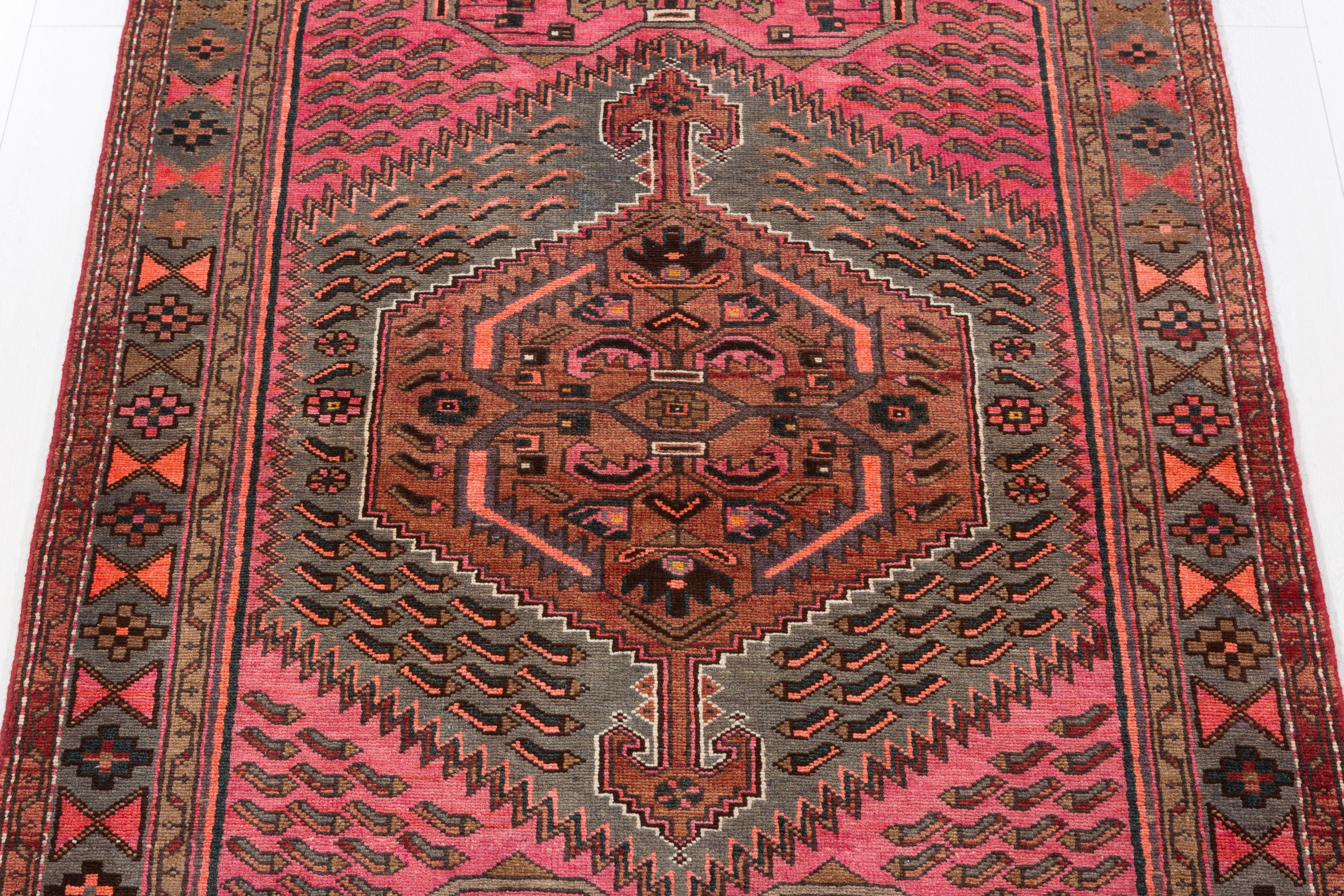 Collectible Vintage Pink, Grey Central Medallion Area Rug – 6' 10" x 4' 5" (209 x 135 cm)