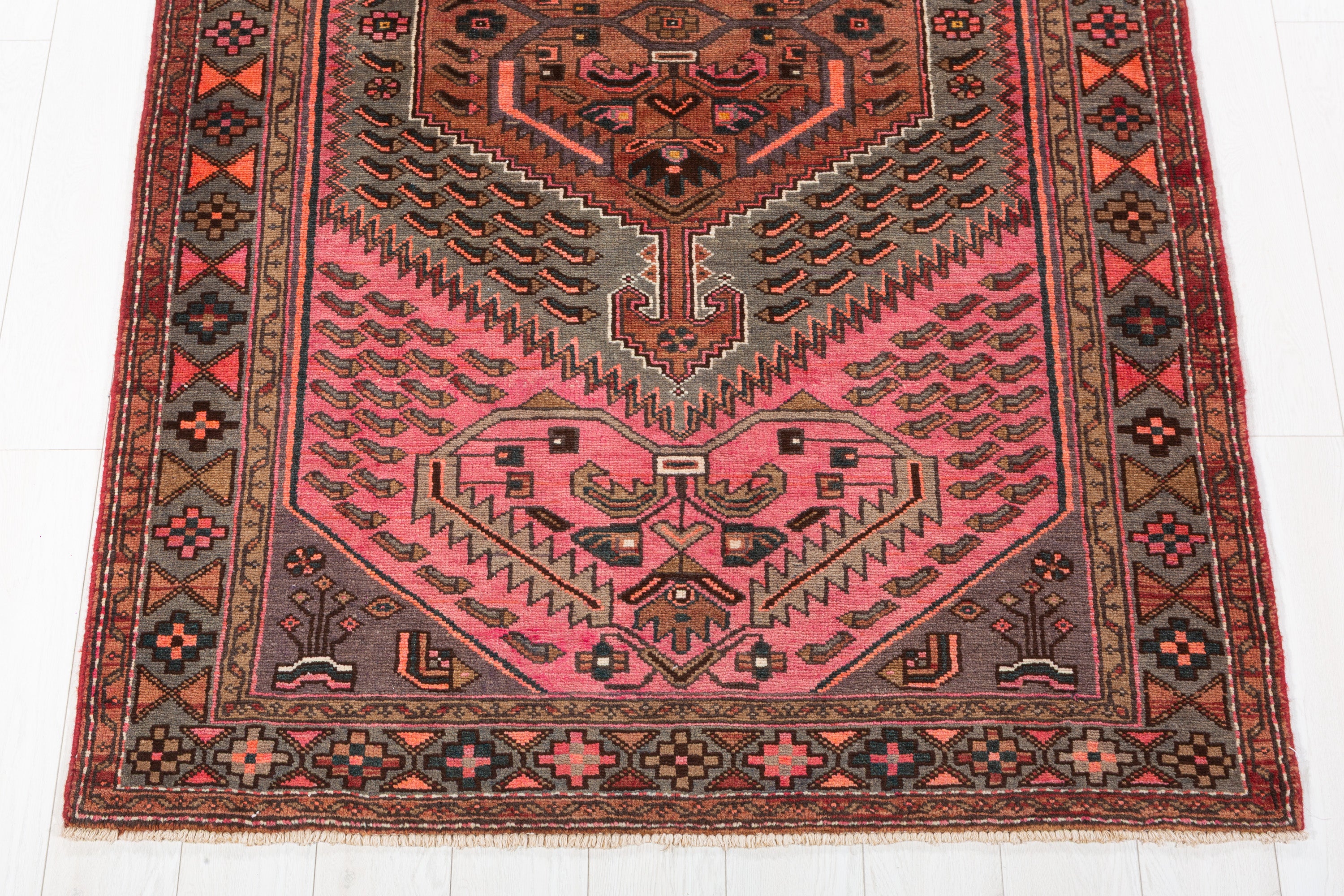 Collectible Vintage Pink, Grey Central Medallion Area Rug – 6' 10" x 4' 5" (209 x 135 cm)