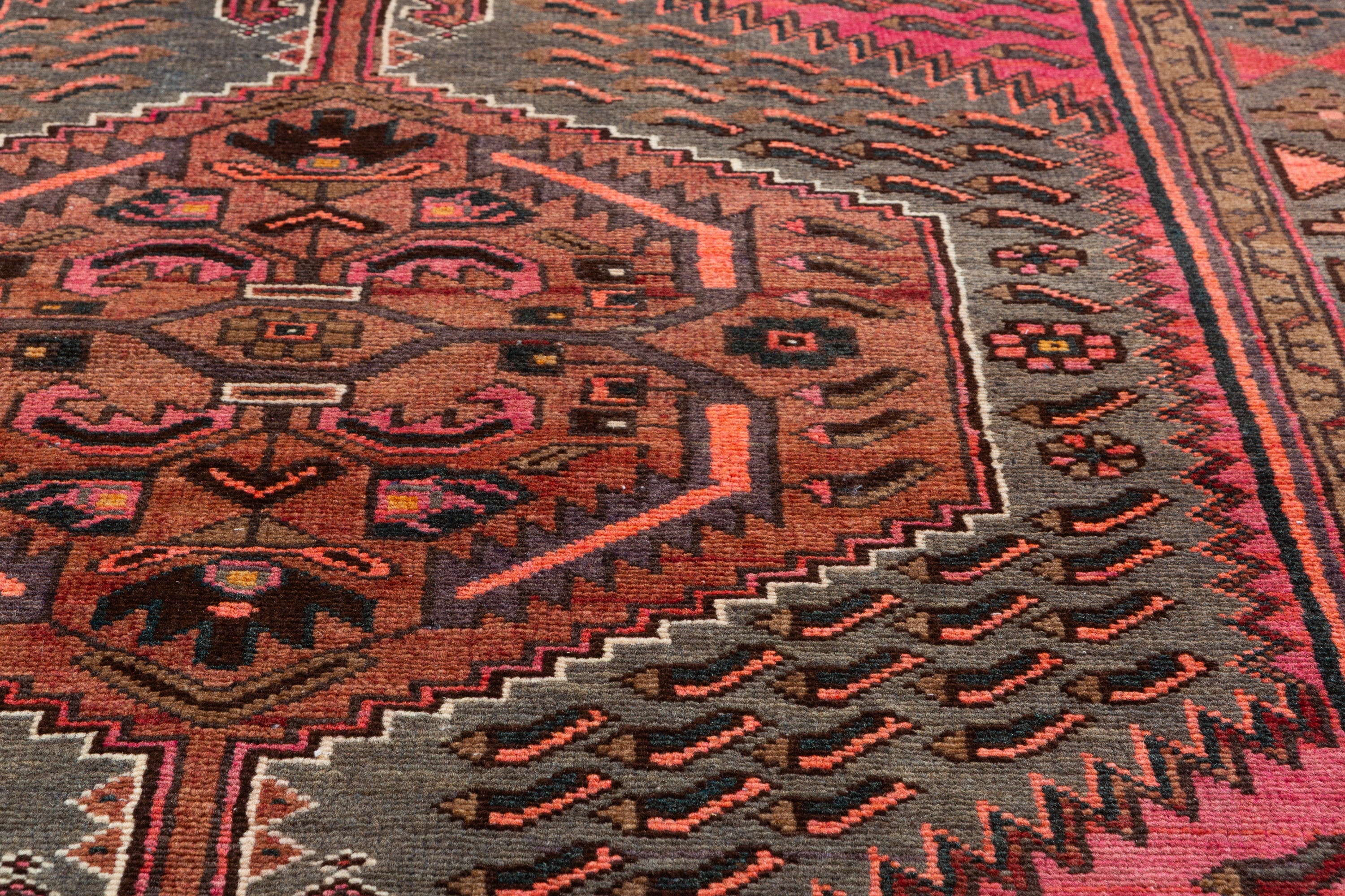 Collectible Vintage Pink, Grey Central Medallion Area Rug – 6' 10" x 4' 5" (209 x 135 cm)