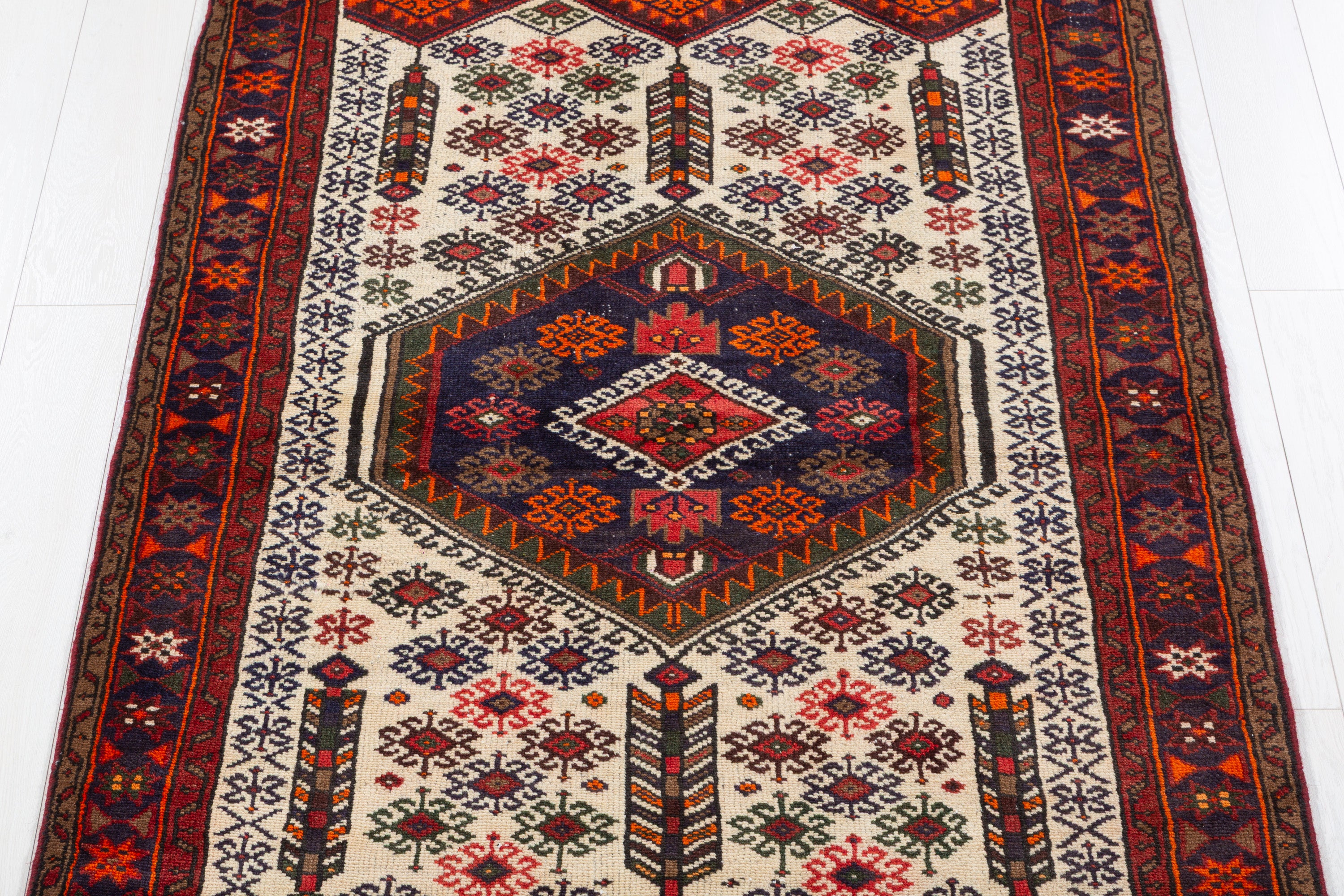 Vintage Beige, Red Ivory Field Medallion Area Rug – 6' 9" x 4' 1" (206 x 125 cm)