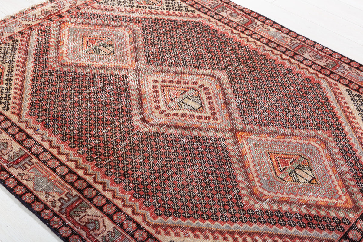Vintage Faded Soft Coral Triple Diamond Area Rug – 6' 4" x 4' 10" (192 x 148 cm)