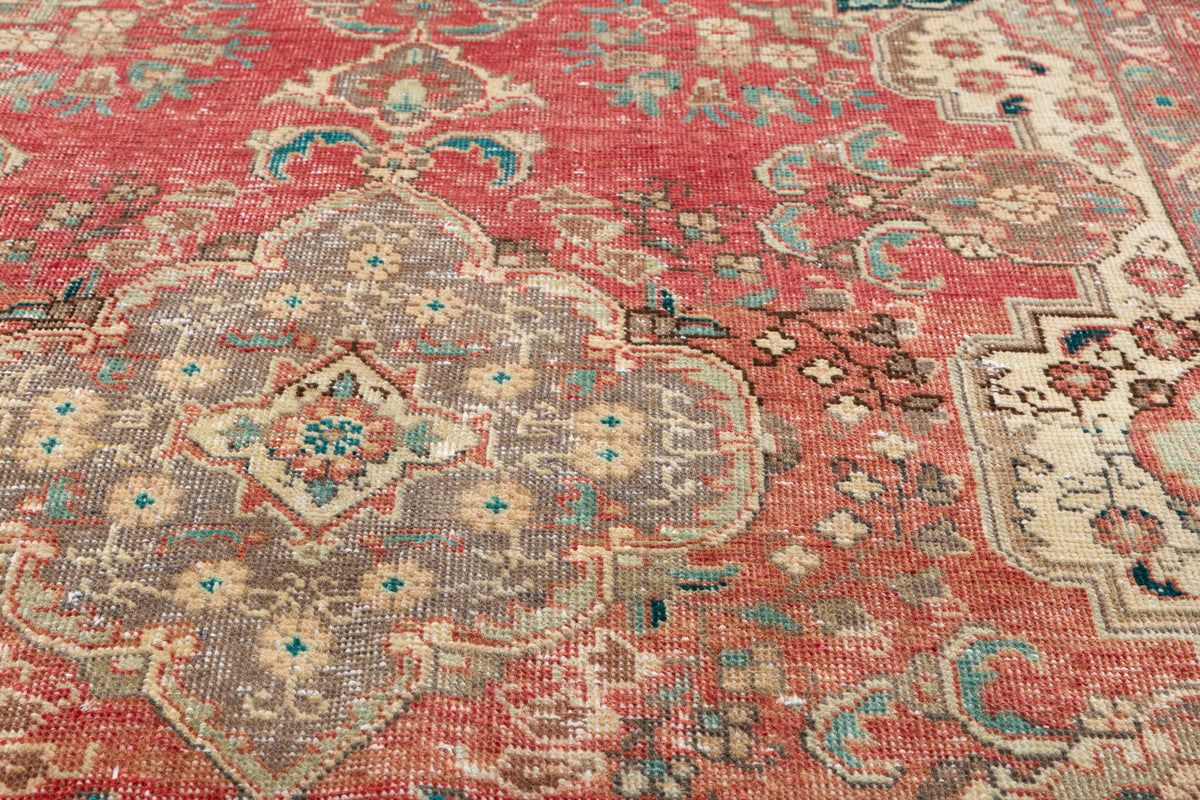 Antique Faded red, beige Floral Hand-Knotted Area Rug – 5' 11" x 4' 2" (180 x 126 cm)