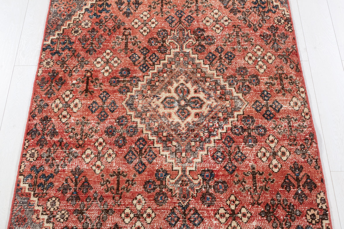 Tapis ancien rouge à motif géométrique intégral – 7' 0" x 3' 10" (214 x 117 cm)