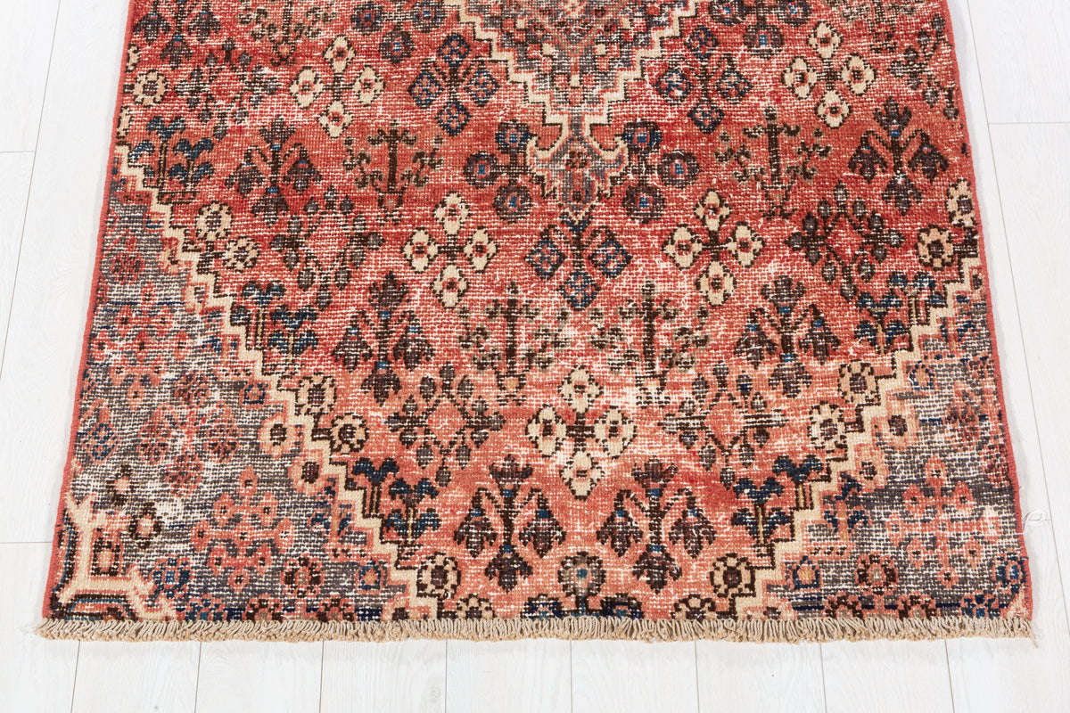 Tapis ancien rouge à motif géométrique intégral – 7' 0" x 3' 10" (214 x 117 cm)