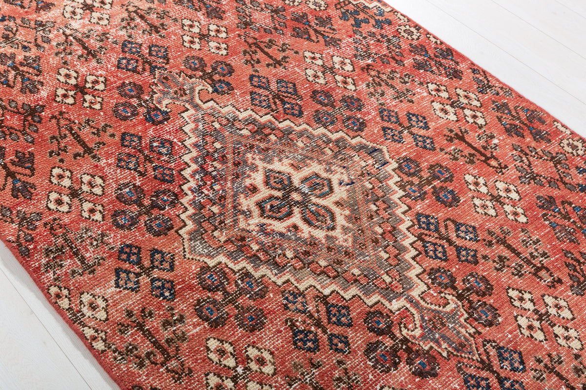 Tapis ancien rouge à motif géométrique intégral – 7' 0" x 3' 10" (214 x 117 cm)