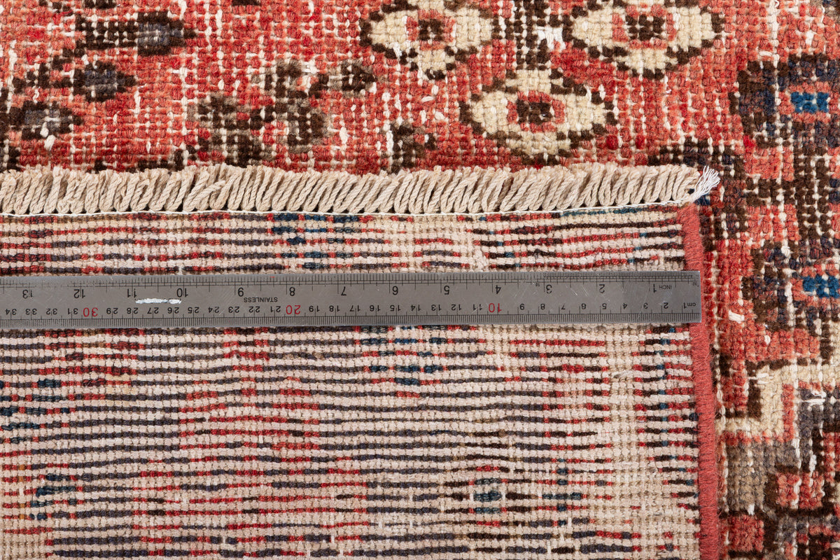 Tapis ancien rouge à motif géométrique intégral – 7' 0" x 3' 10" (214 x 117 cm)